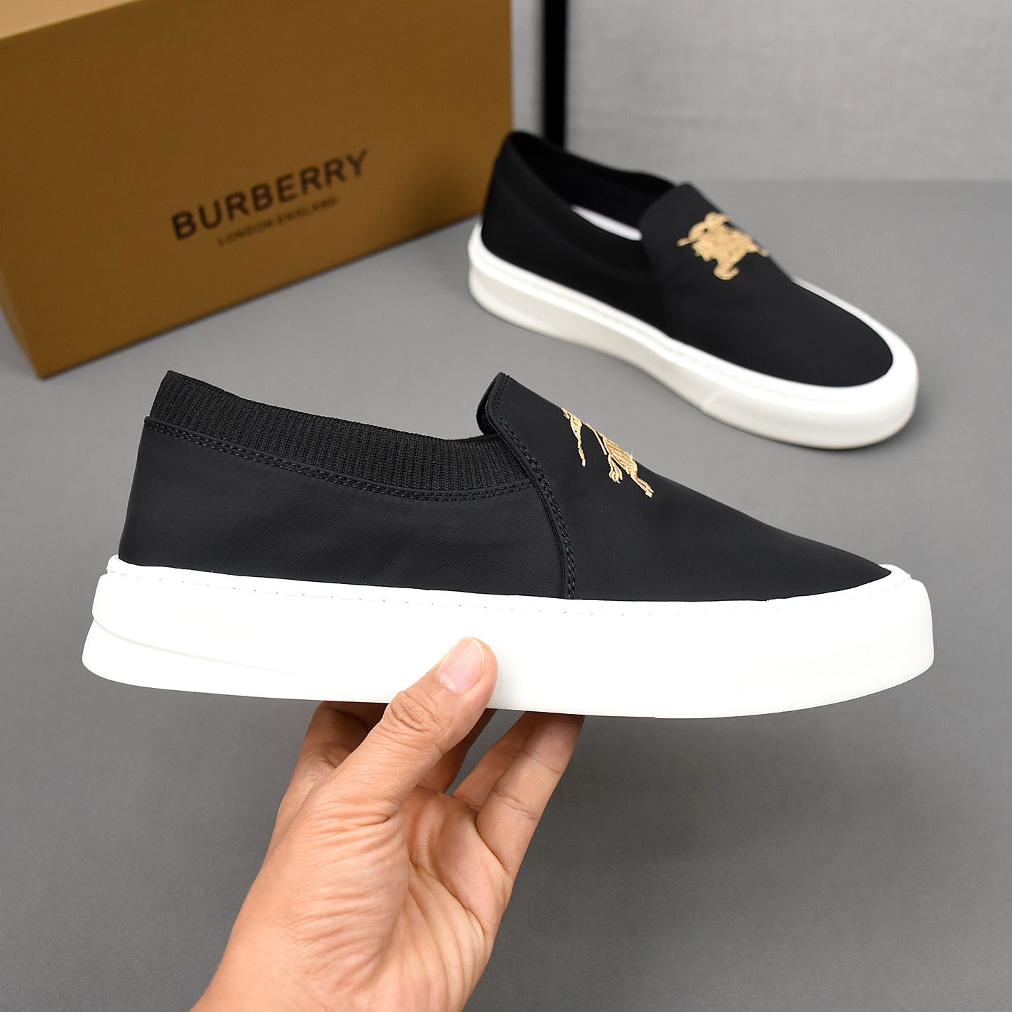 Слипоны мужские в стиле Burberry чёрного цвета