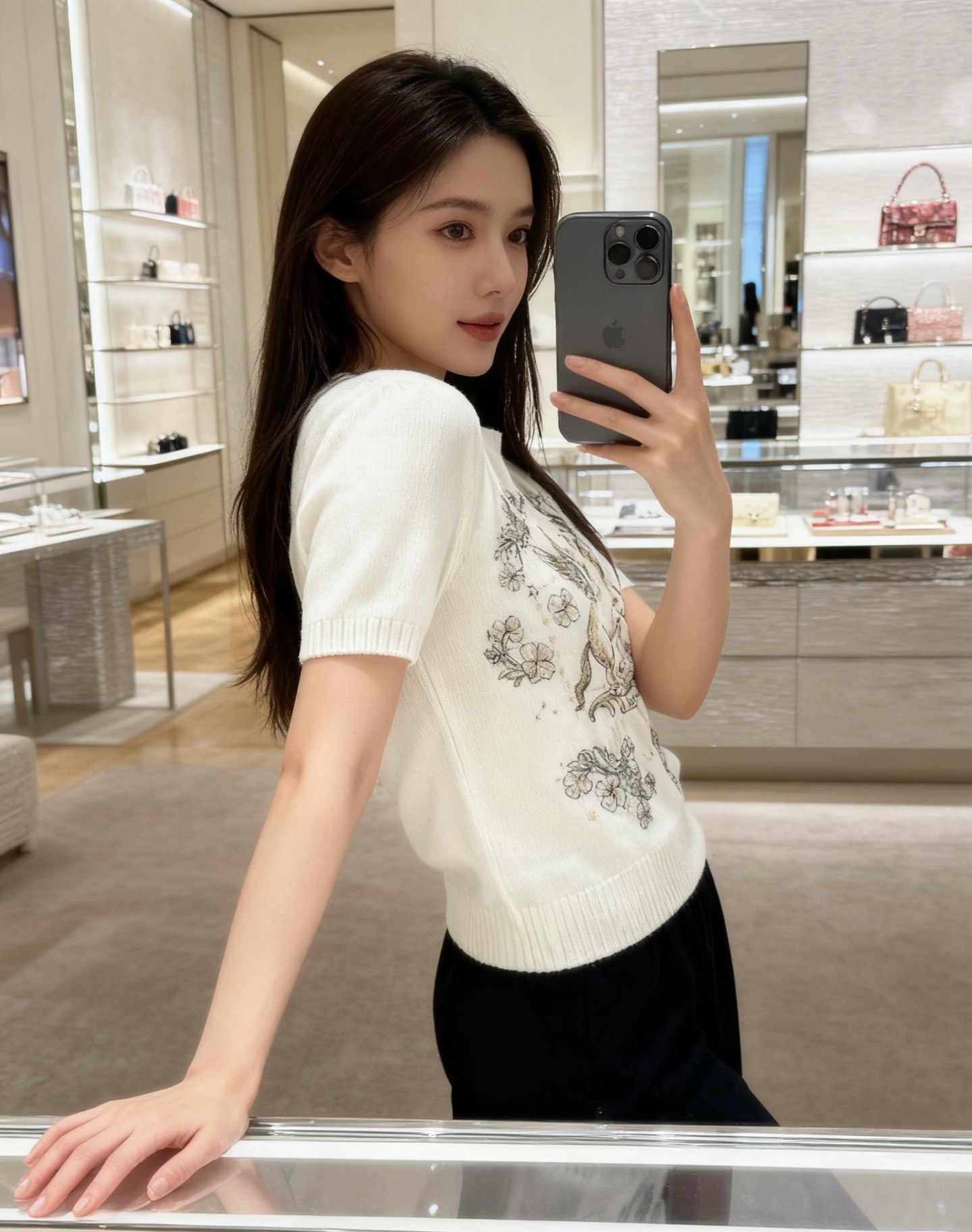 Джемпер женский в стиле Christian Dior кремового цвета с вышивкой и коротким рукавом