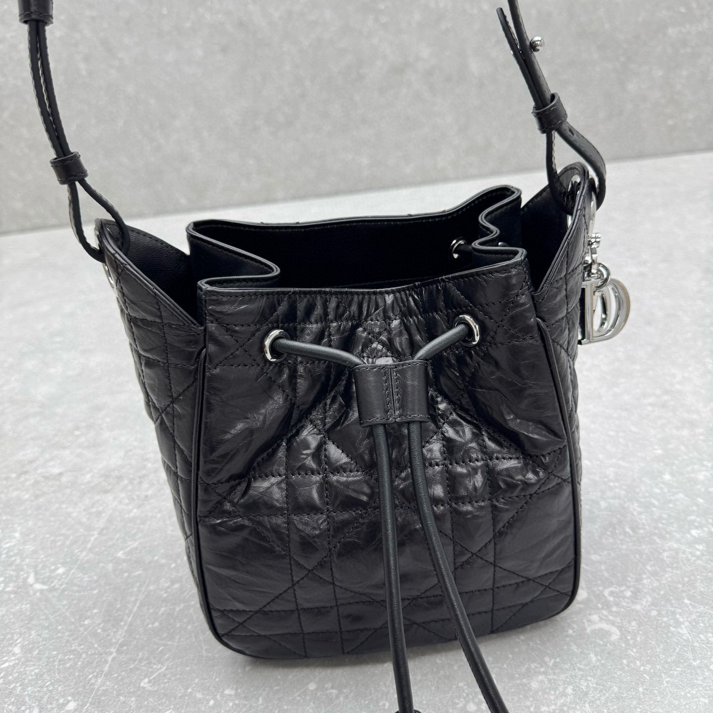 Сумка женская в стиле Dior D-Motion из натуральной кожи чёрного цвета с канвойным тиснением