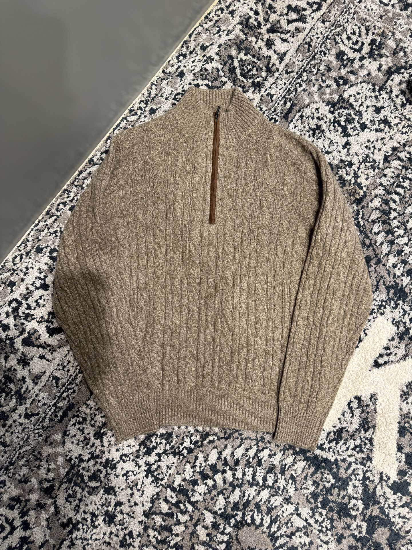 Свитер мужской в стиле Loro Piana из 100% шерсти бежевого цвета с молнией