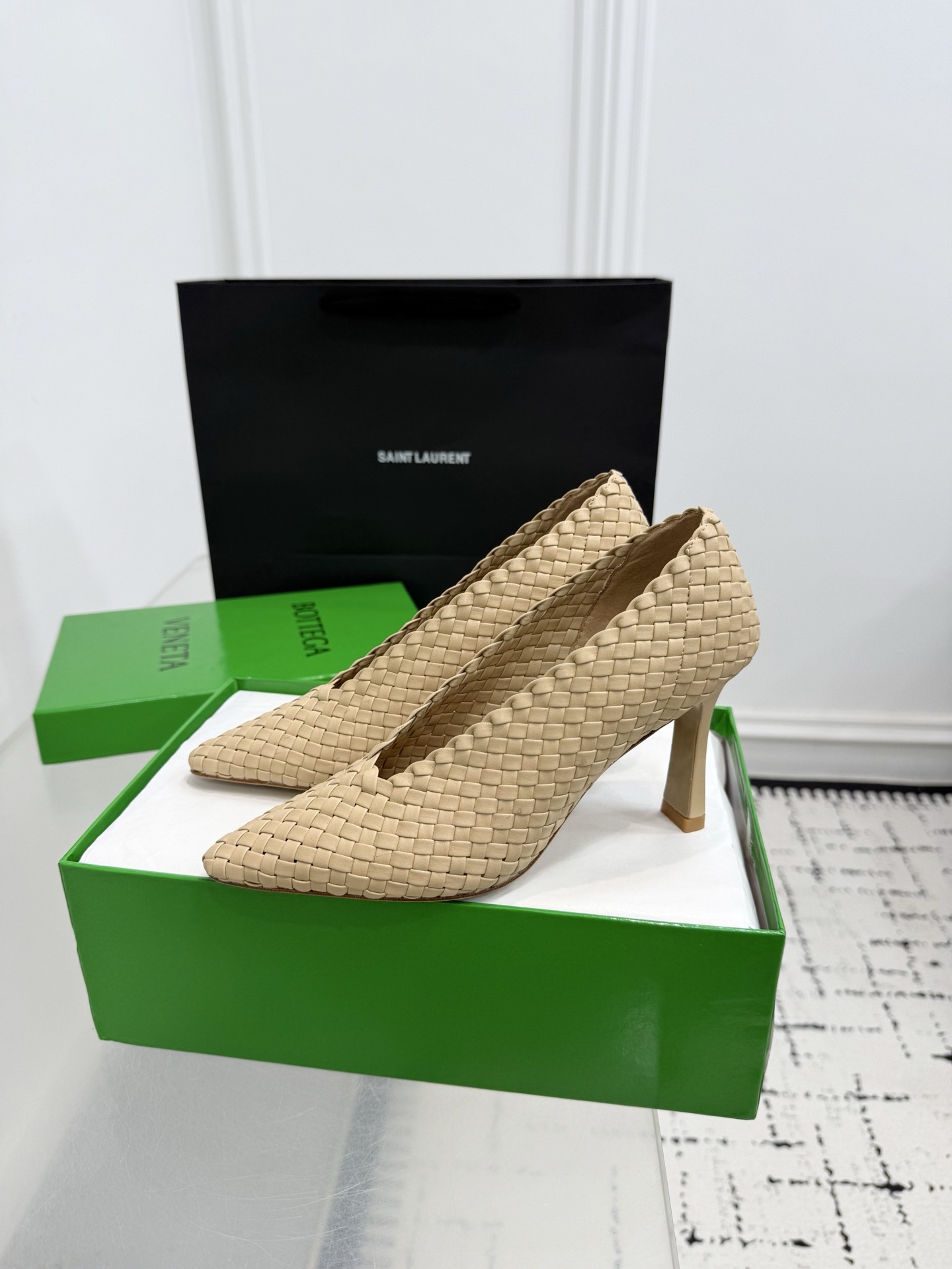 Туфли женские Bottega Veneta Sofia бежевого цвета