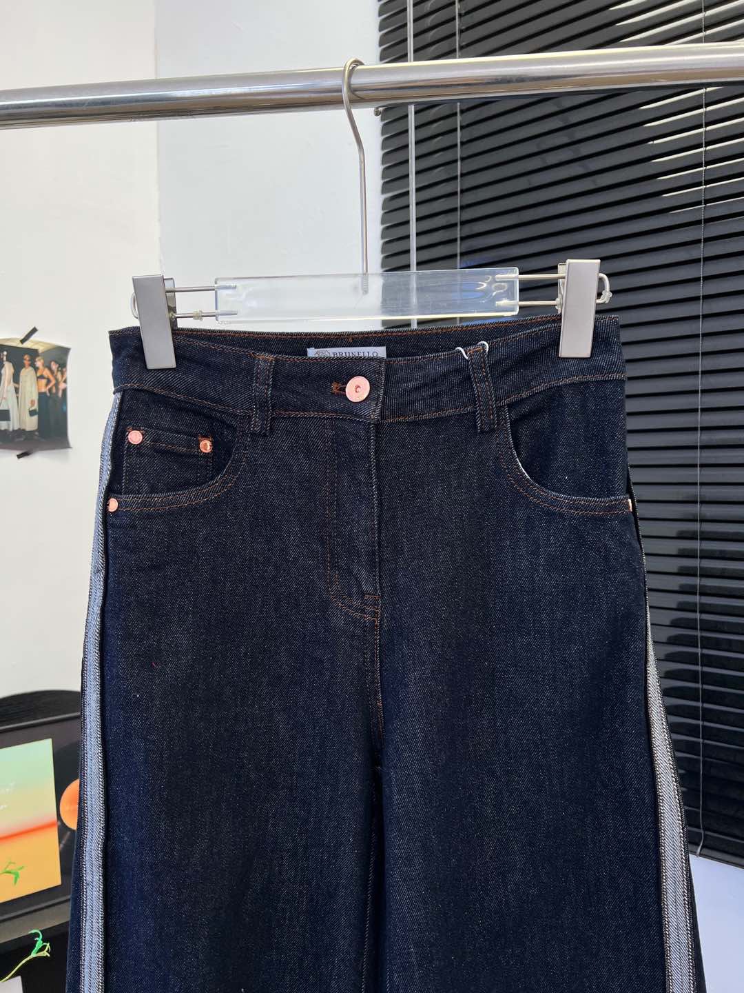 Джинсы женские в стиле Brunello Cucinelli тёмно-синего цвета с контрастной боковой отделкой