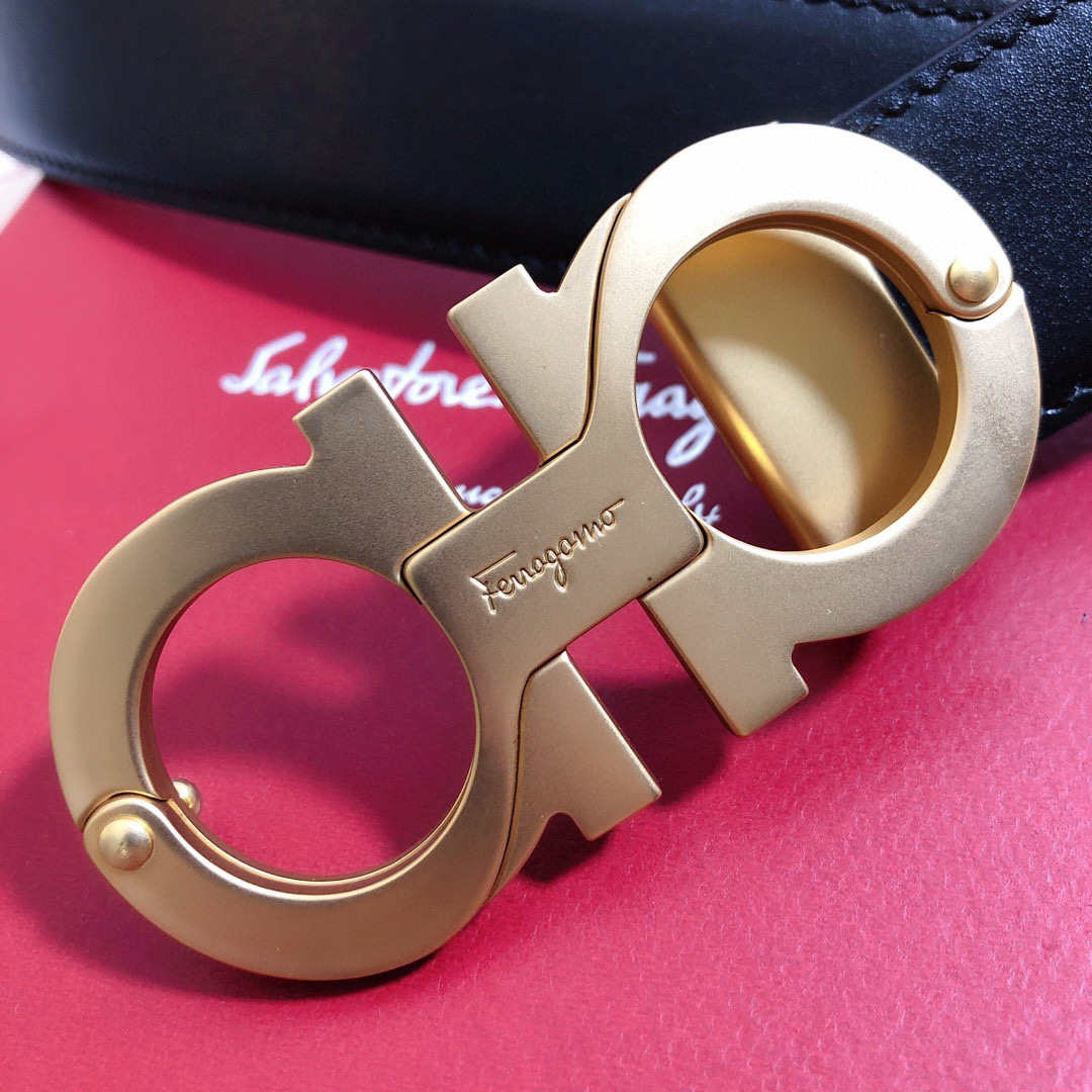 Ремень мужской двусторонний в стиле Salvatore Ferragamo Gancini из натуральной кожи чёрного и коричневого цвета с матовой золотой пряжкой шириной 3.5 см