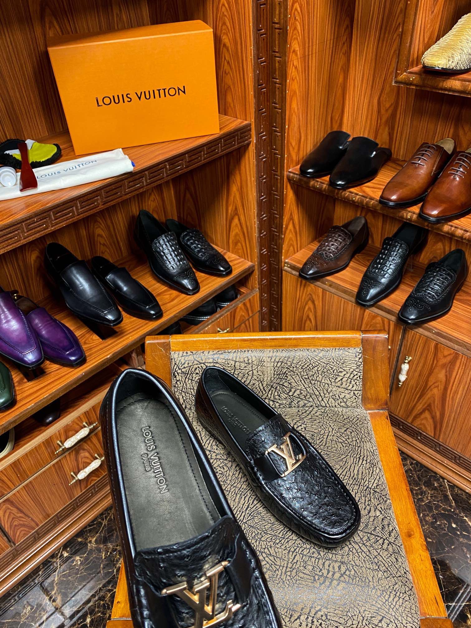 Лоферы мужские в стиле Louis Vuitton из натуральной кожи чёрного цвета