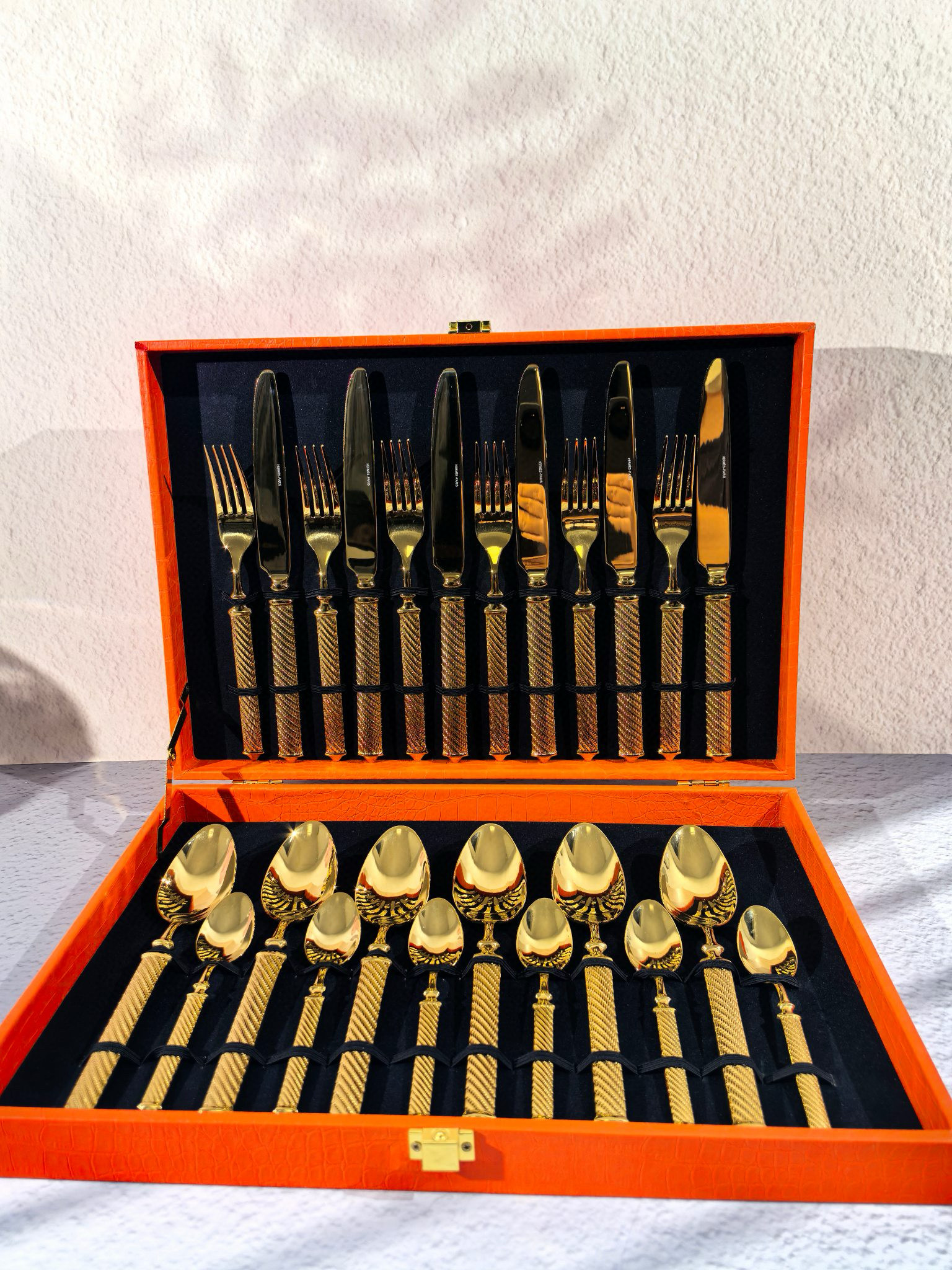 Набор столовых приборов в стиле Hermès золотого цвета в подарочном кейсе (24 предмета)