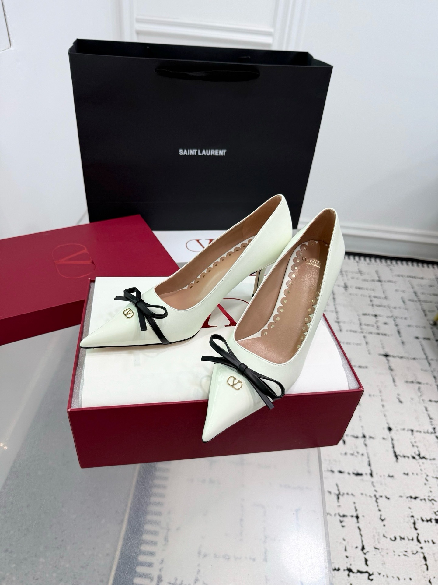 Туфли женские Valentino Garavani VLogo с бантом молочного цвета