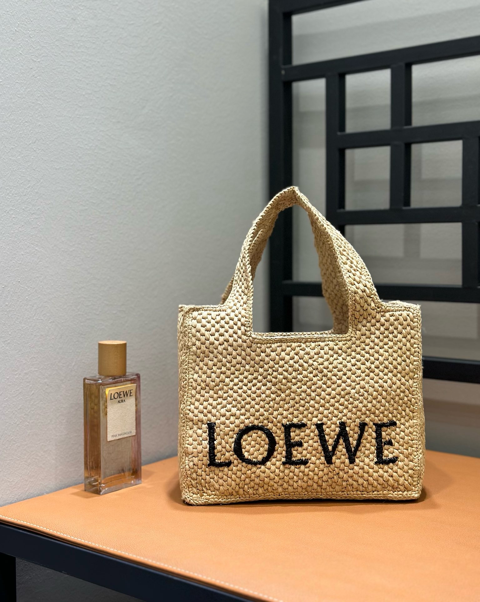 Сумка женская Loewe Tote бежевого цвета с чёрной вышивкой(24 см.)