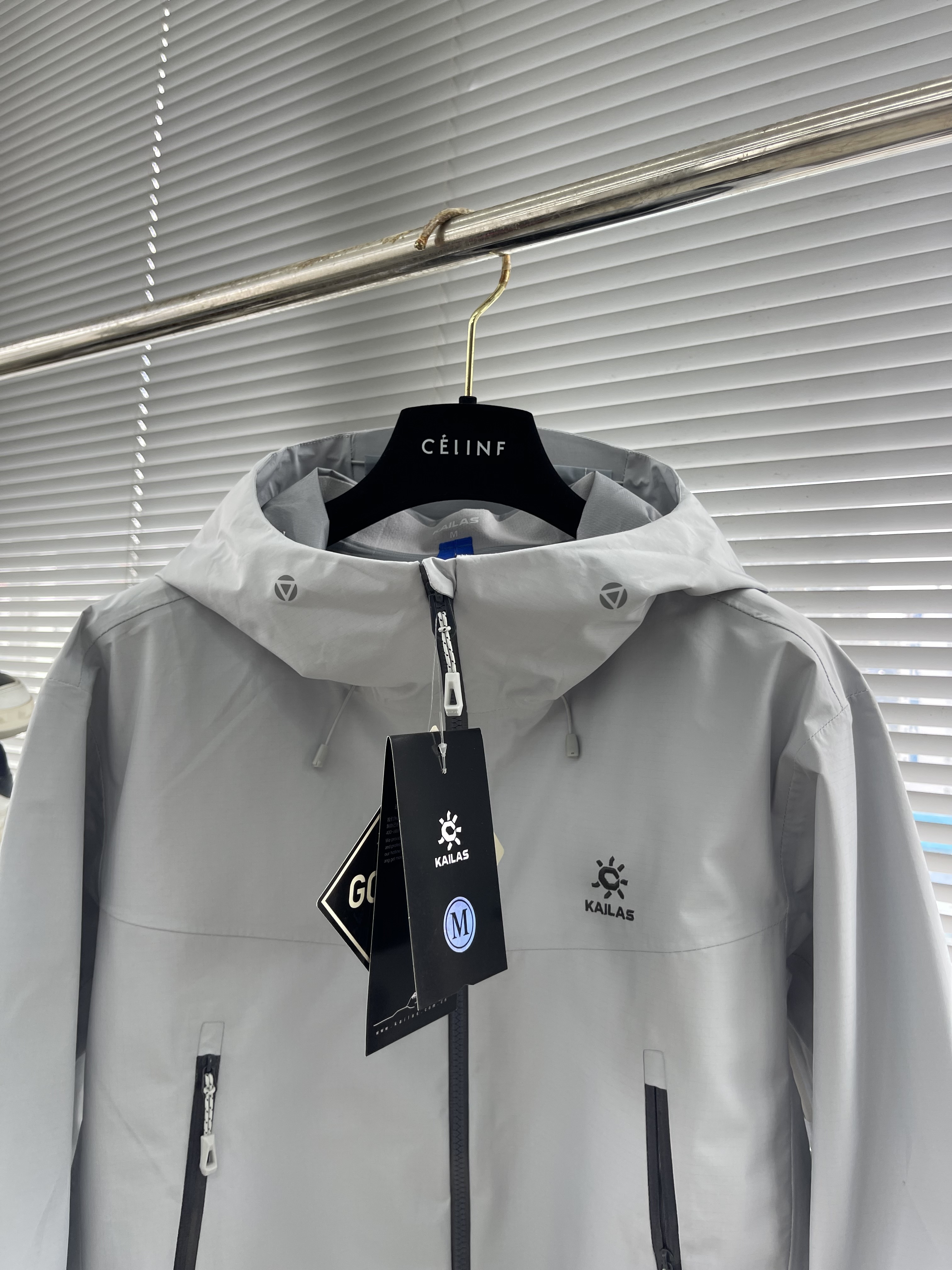 Куртка мужская Kailas softshell с капюшоном светло-серого цвета водо- и ветрозащитная