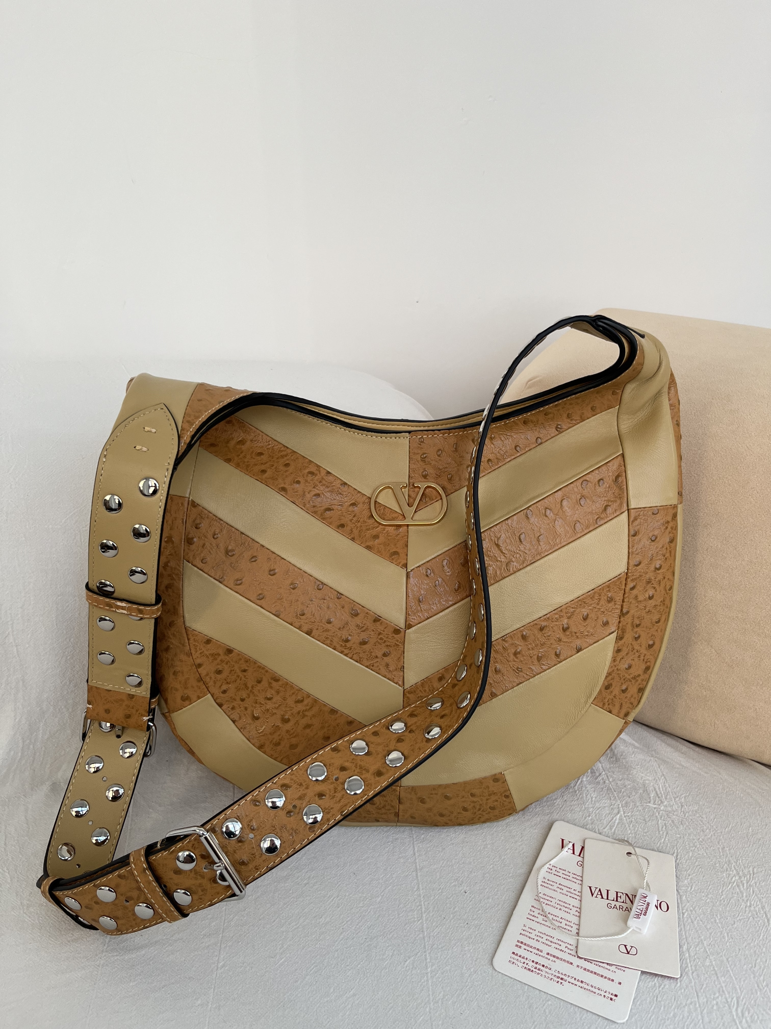 Сумка женская в стиле Valentino Garavani Hoboho Hobo бежево-карамельного с фактурной отделкой(35 cм)