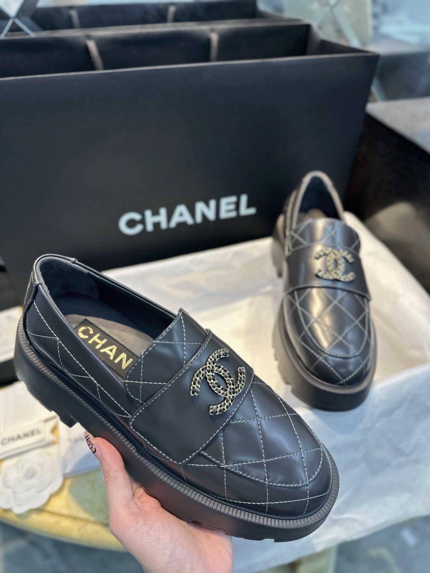 Лоферы женские в стиле Chanel 24B из натуральной кожи серого цвета