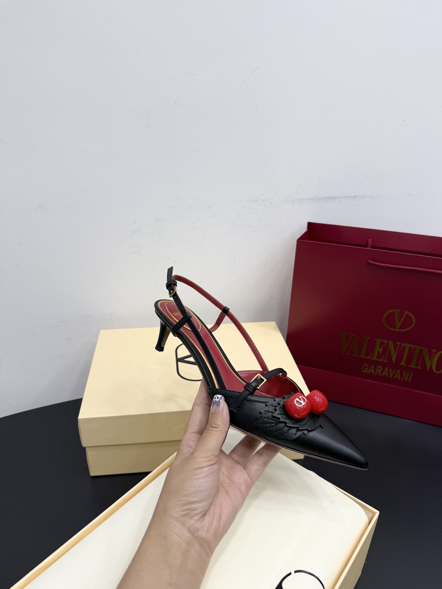 Туфли женские в стиле Valentino VLogo из натуральной кожи чёрного цвета с декором