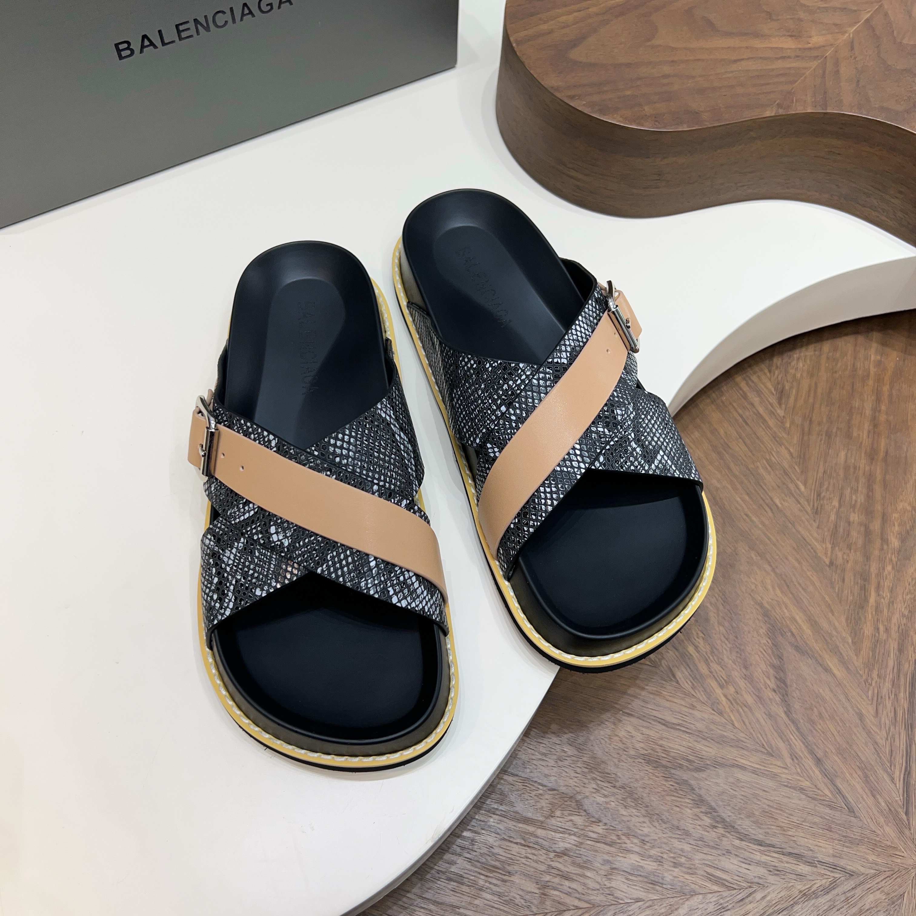 Сандалии мужские в стиле Balenciaga черного цвета