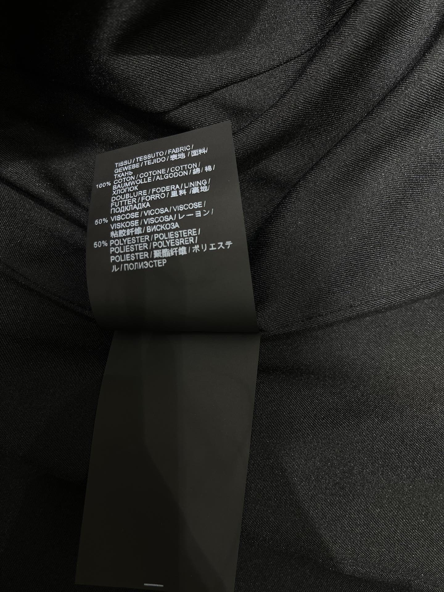 Пиджак женский в стиле Balmain из бархатной ткани тёмно-синего цвета с золотистой пуговицей