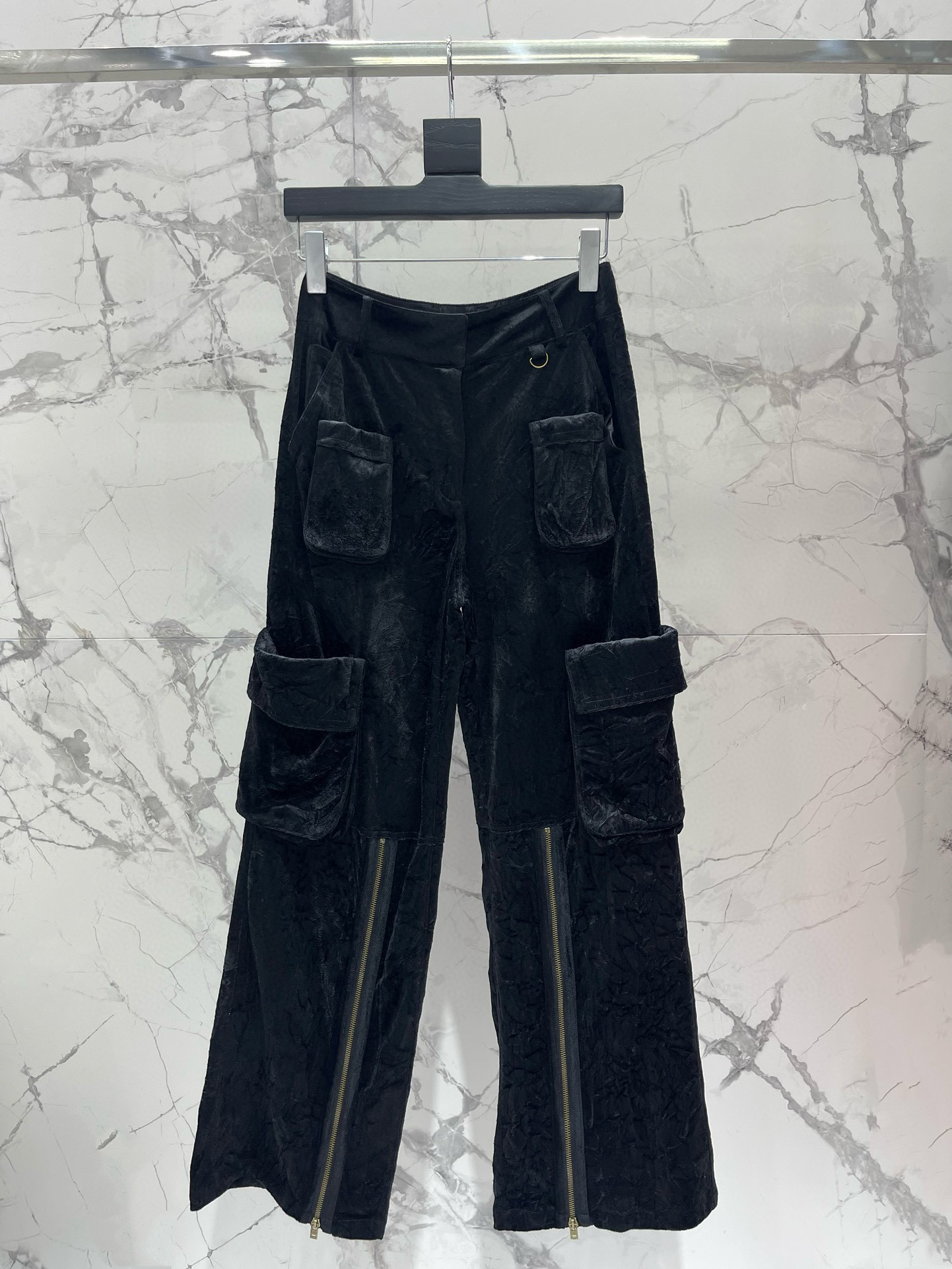 Брюки-карго женские бархатные в стиле Acne Studios с декоративными молниями и накладными карманами, чёрного цвета 