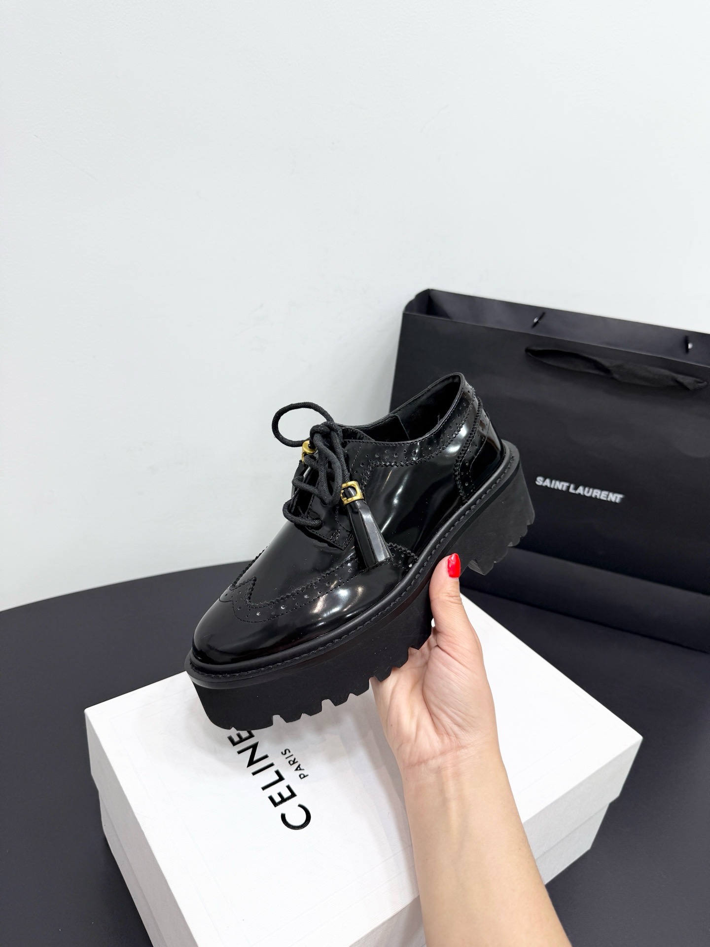 Лоферы женские Celine на шнуровке из натуральной лаковой кожи черного цвета