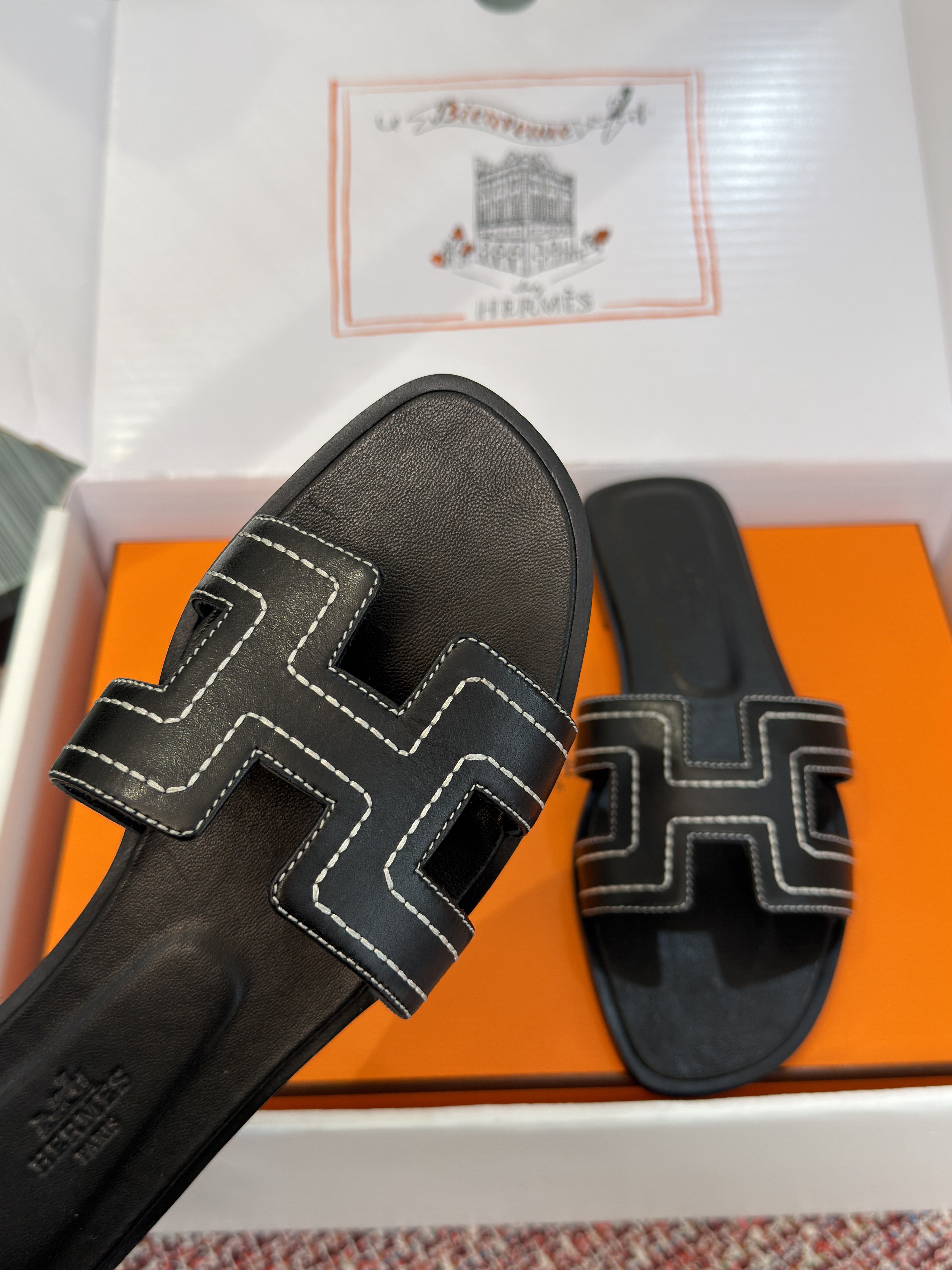 Шлёпанцы женские в стиле Hermès Oran чёрного цвета