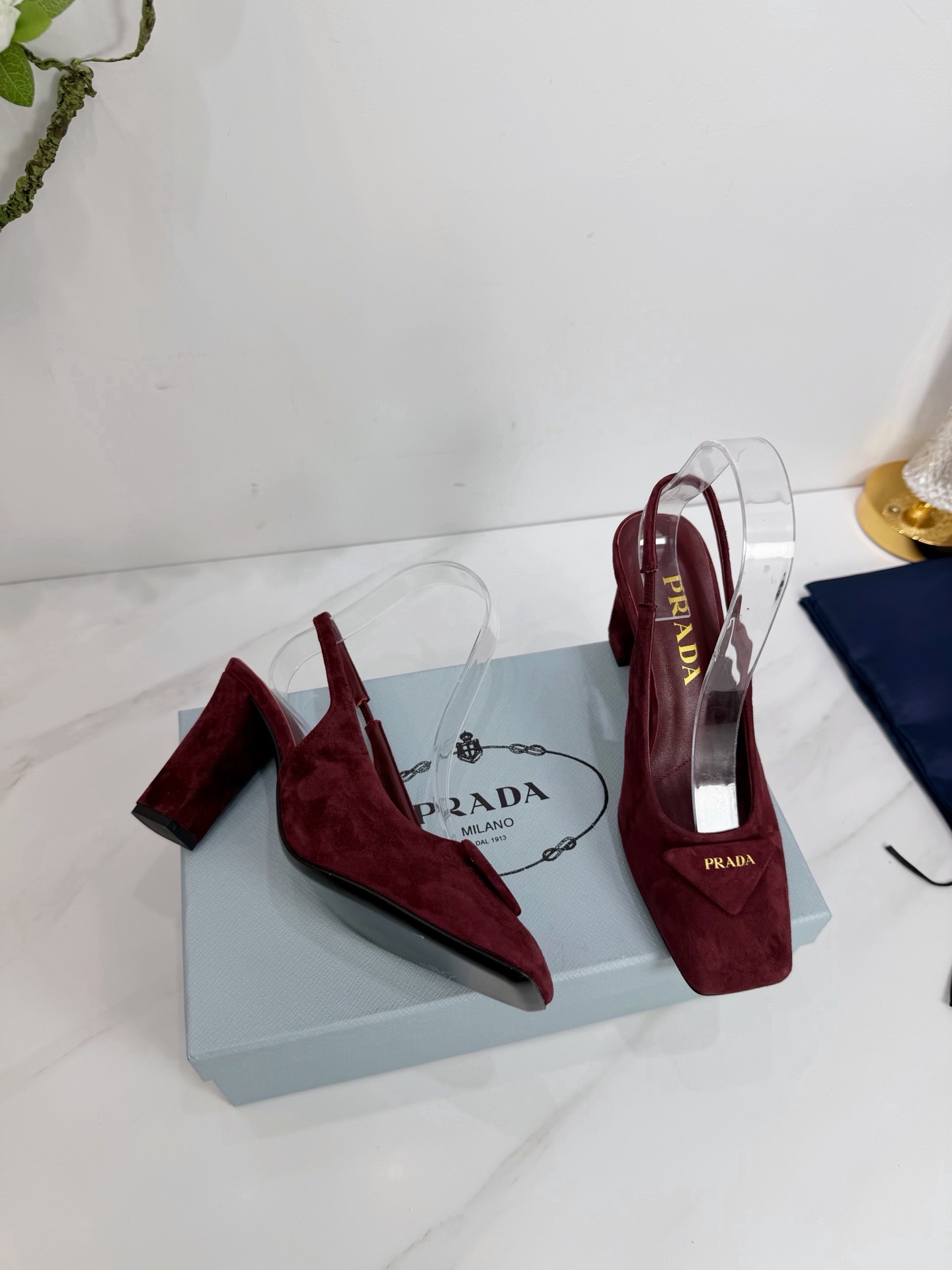 Туфли женские Prada из натуральной замши бордового цвета