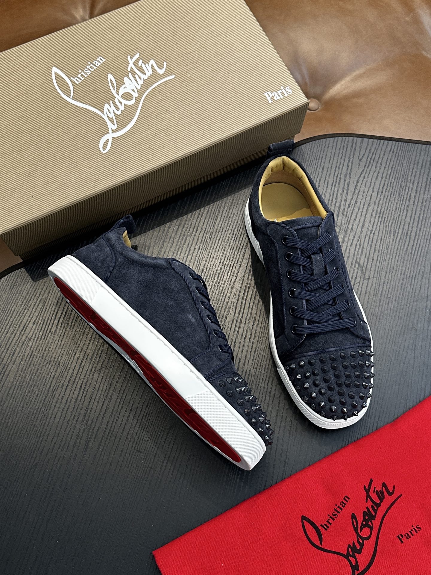 Кроссовки мужские в стиле Christian Louboutin тёмно-синего цвета с шипами и белой подошвой