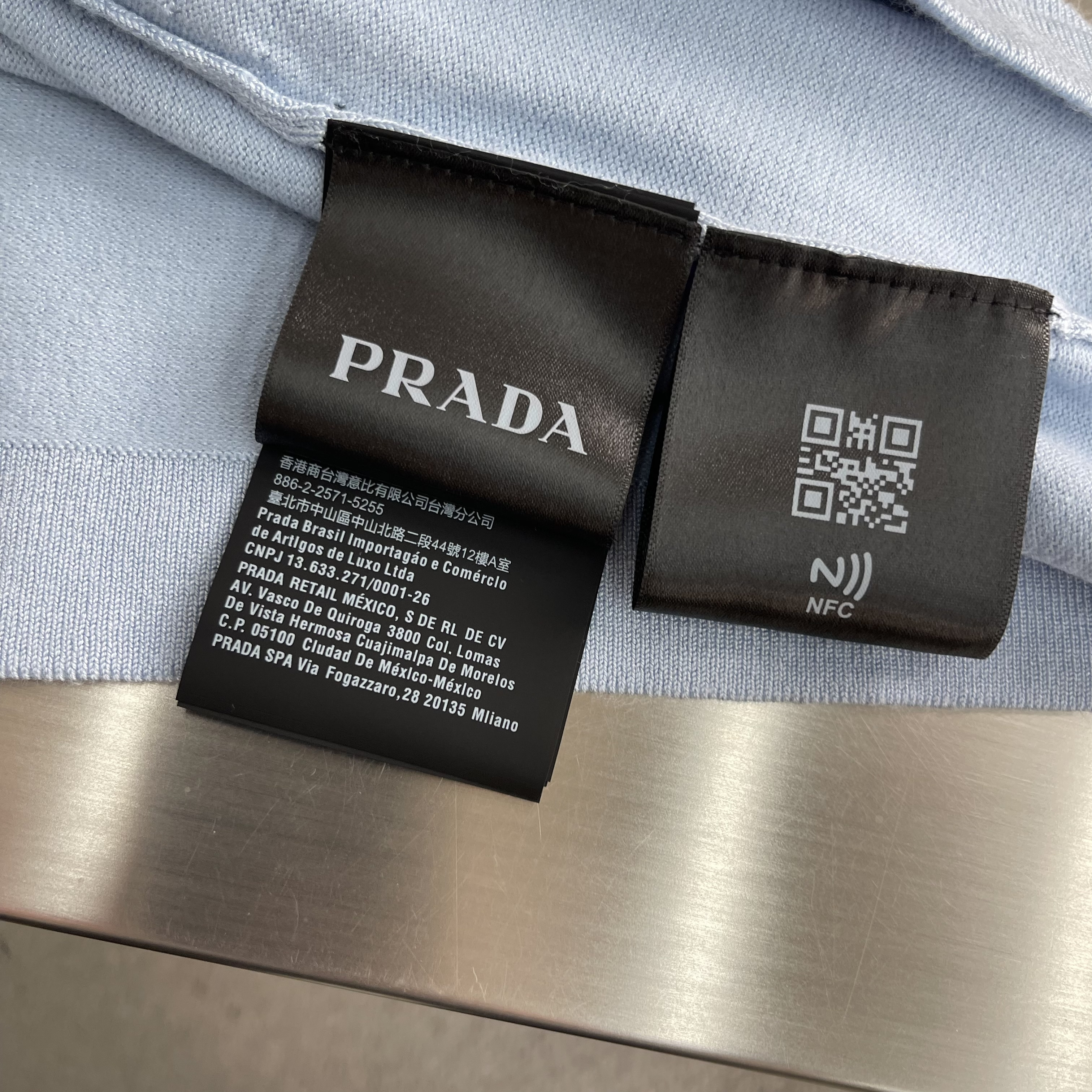 Футболка мужская в стиле Prada с логотипом на рукаве