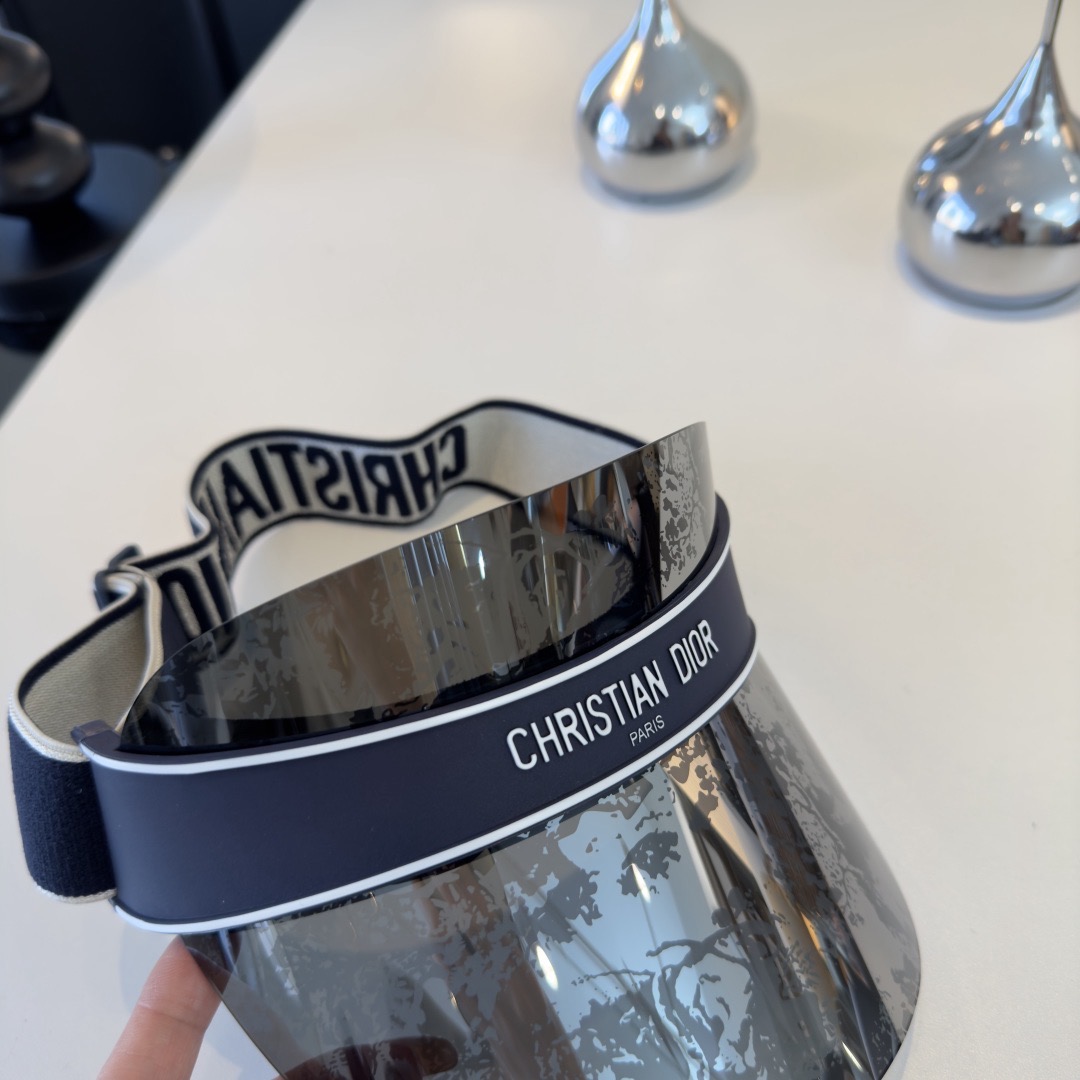 Козырёк женский в стиле Chanel серебристого цвета