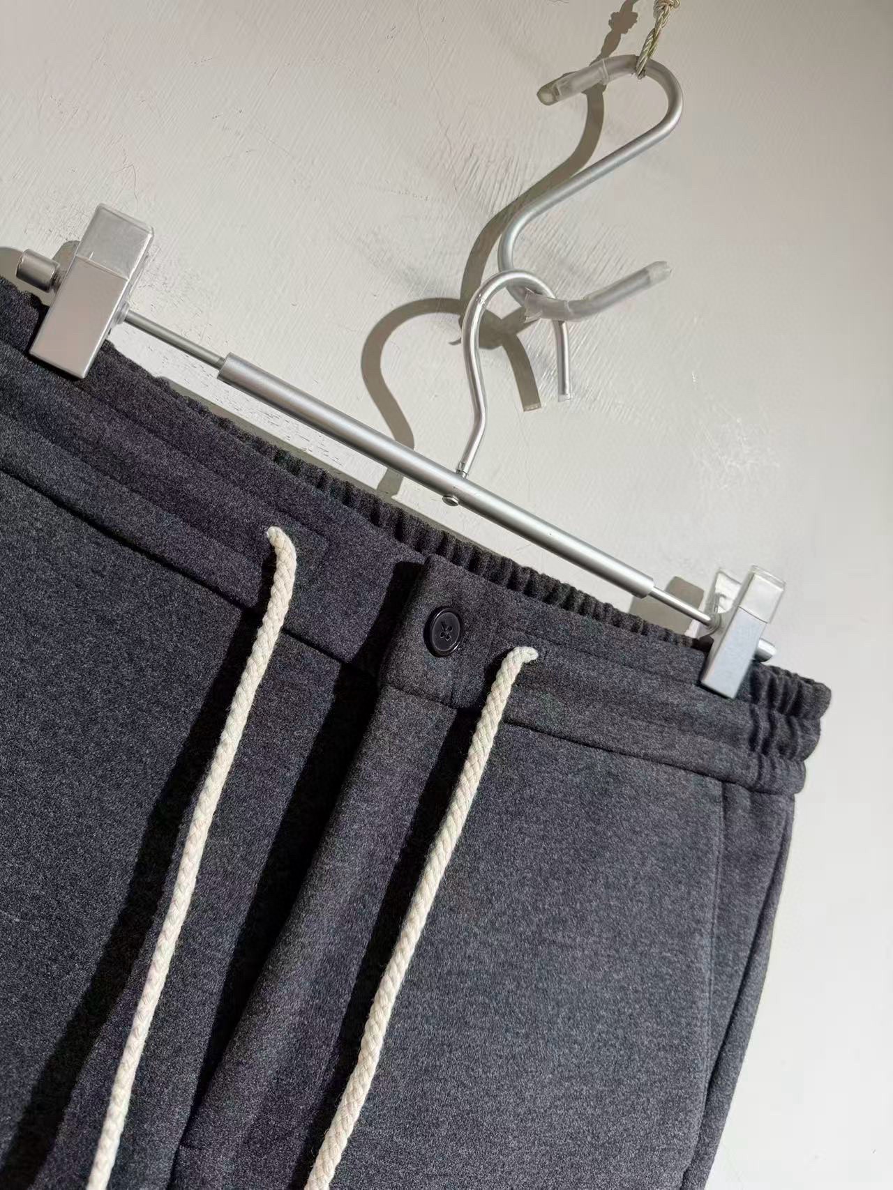 Брюки мужские в стиле Loro Piana  кофейного цвета с эластичным поясом