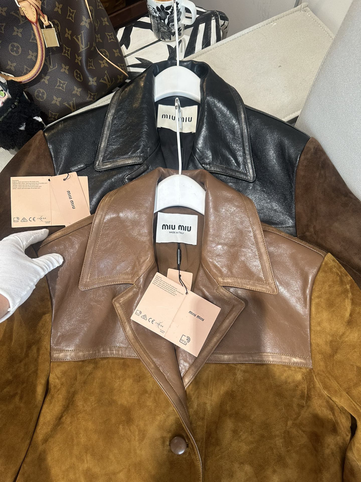 Куртки женские в стиле Miu Miu из натуральной замши и кожи коричневого цвета с контрастной кожаной отделкой