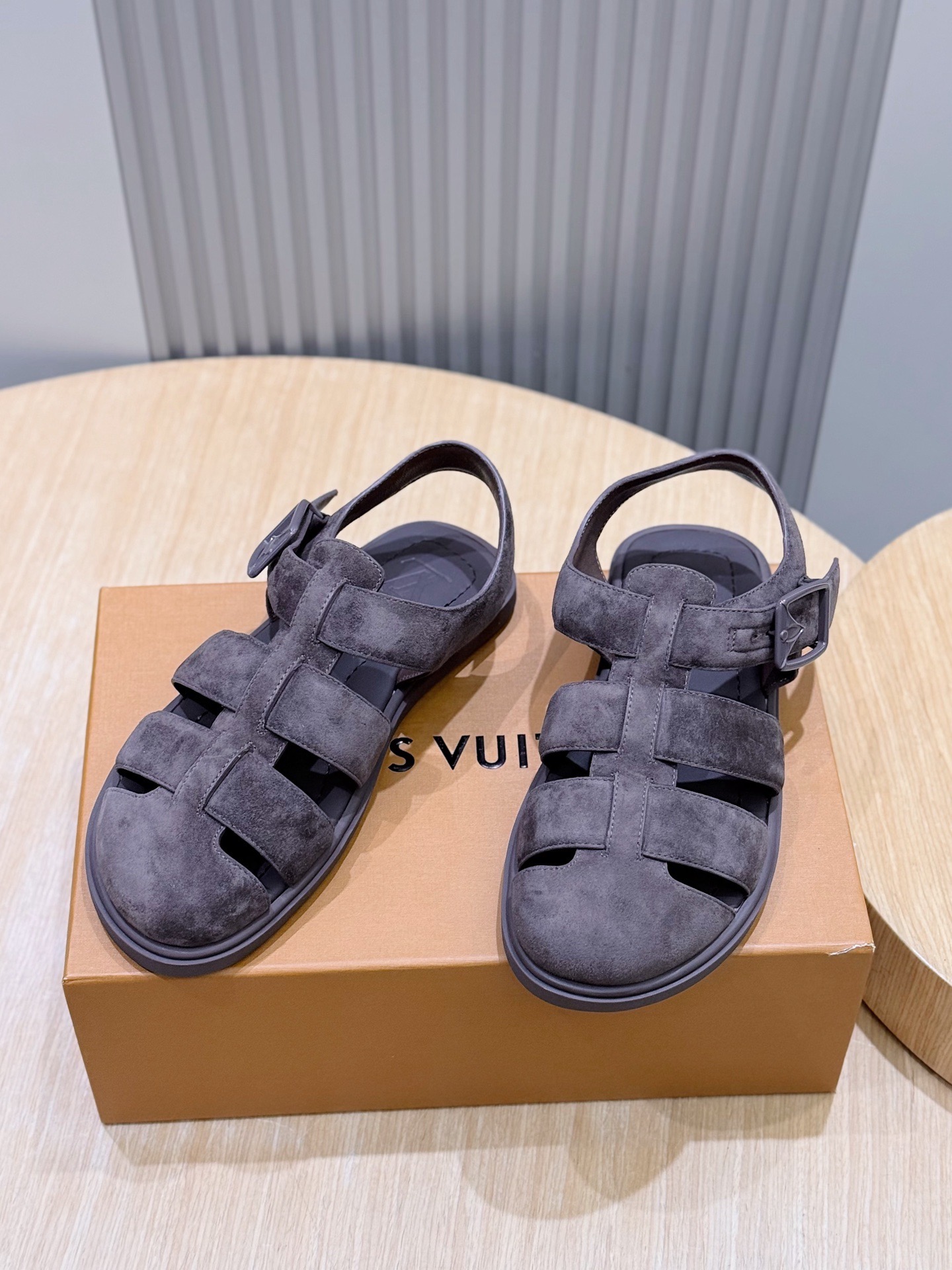 Сандалии мужские Louis Vuitton серо-коричневого цвета
