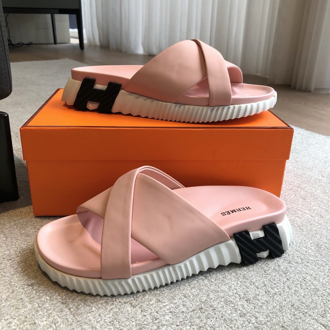 Шлёпанцы Hermès Eclair пудрово-розового цвета с перекрёстными ремешками
