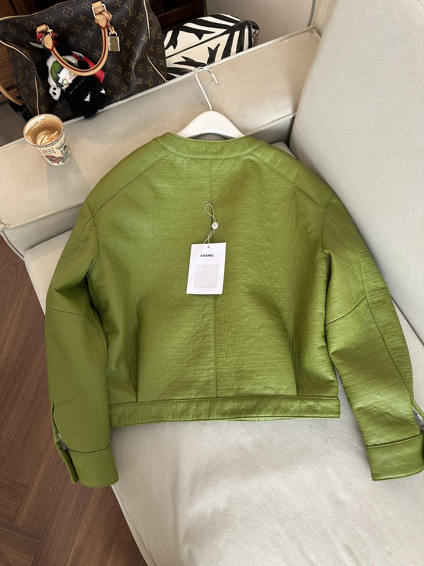 Куртка женская в стиле Chanel из натуральной кожи зелёного цвета укороченная с декоративными пуговицами