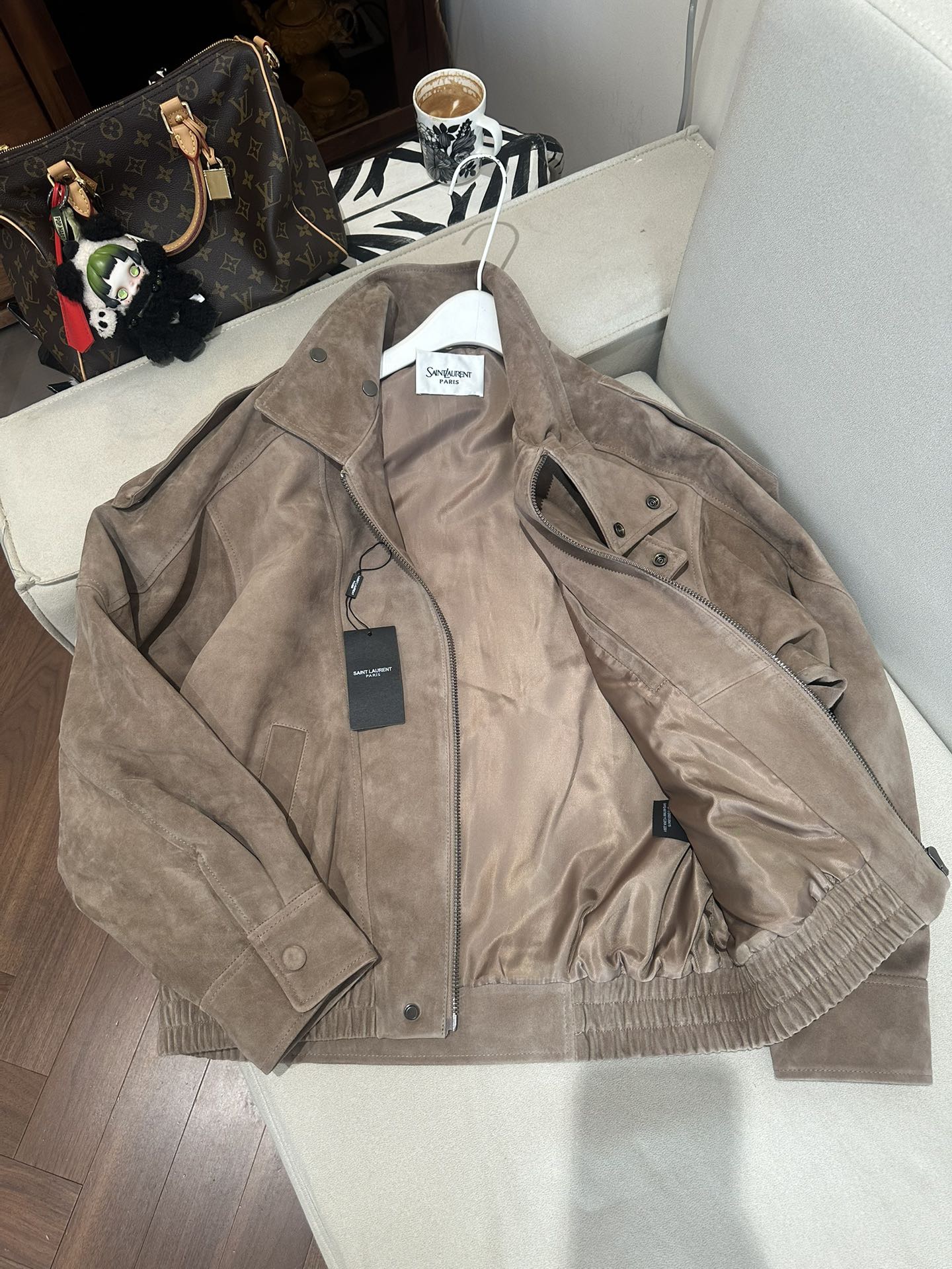 Куртка женская в стиле Saint Laurent из натуральной замши бежевого цвета укороченная с косой застёжкой