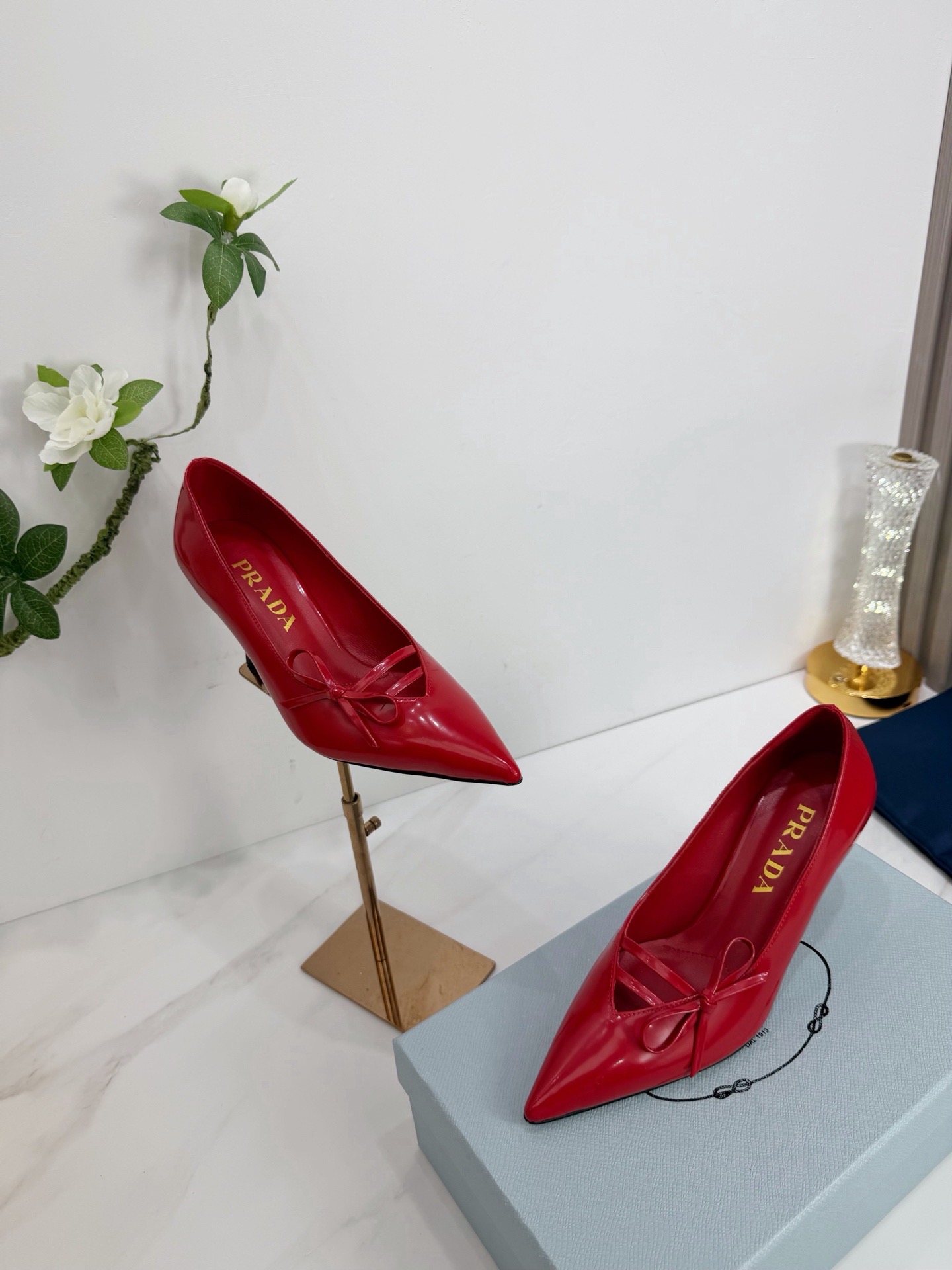 Туфли женские Prada с декоративным бантом красного цвета