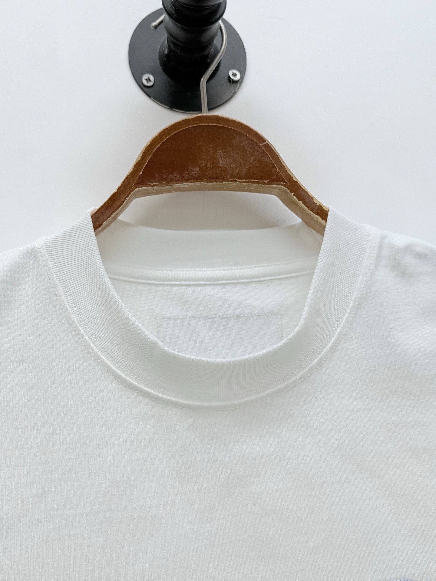 Футболка мужская в стиле Louis Vuitton из хлопка белого цвета с вышивкой логотипа