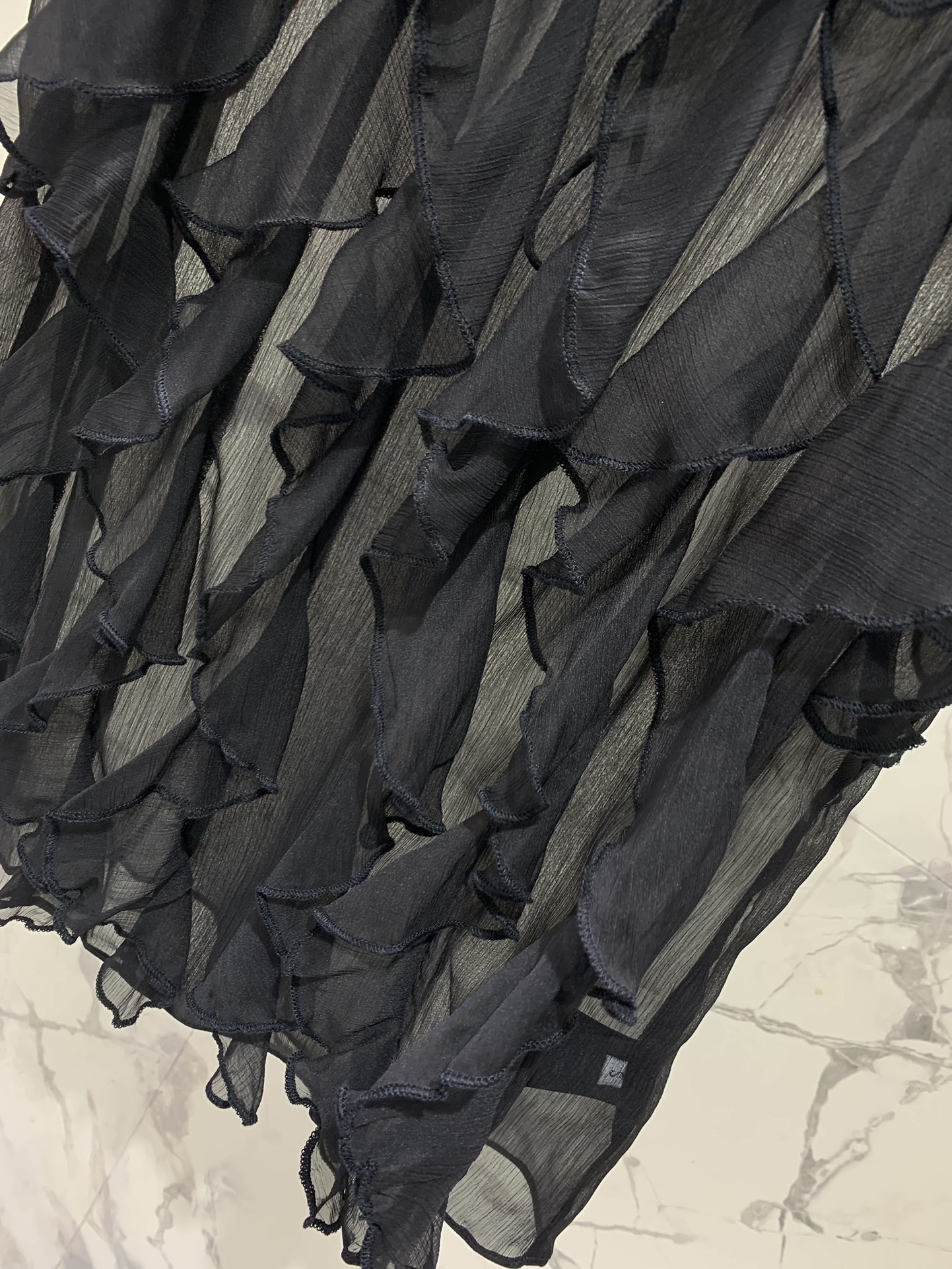 Топ женский в стиле Ermanno Scervino с рюшами без рукавов из шифона черного цвета