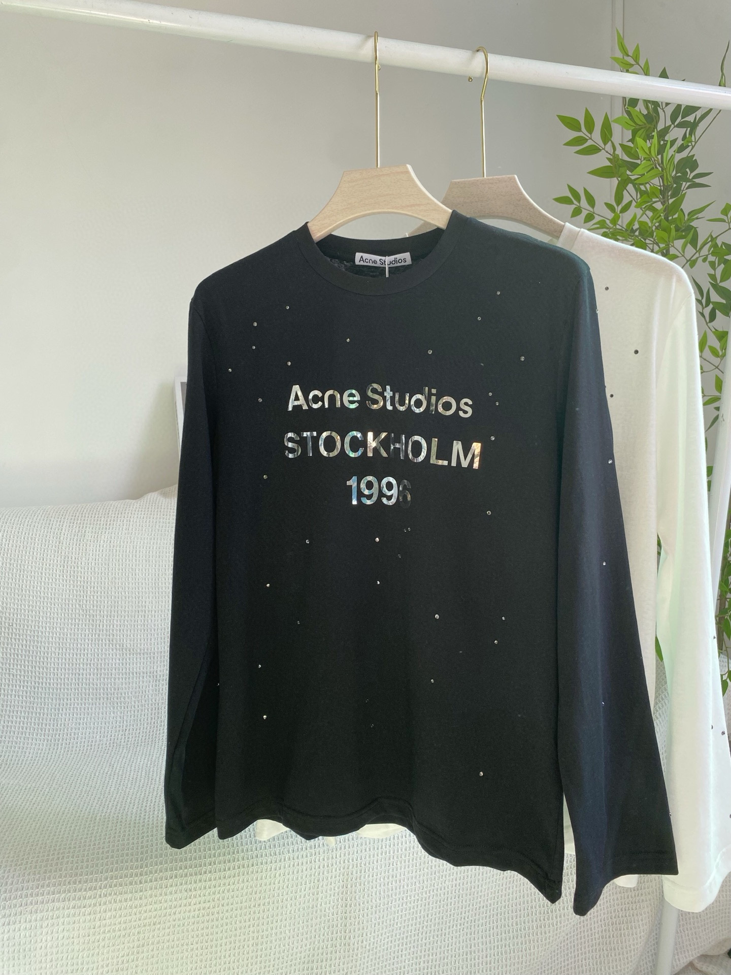 Лонгслив женский в стиле Acne Studios 1996 с металлическим логотипом и стразами в чёрном/белом цвете
