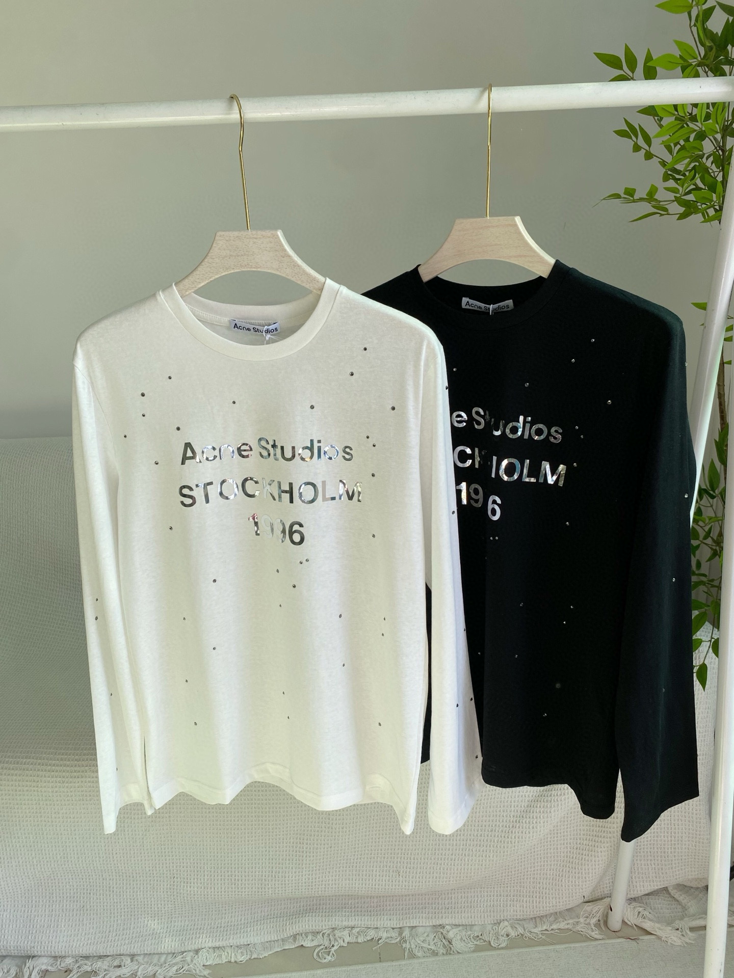 Лонгслив женский в стиле Acne Studios 1996 с металлическим логотипом и стразами в чёрном/белом цвете