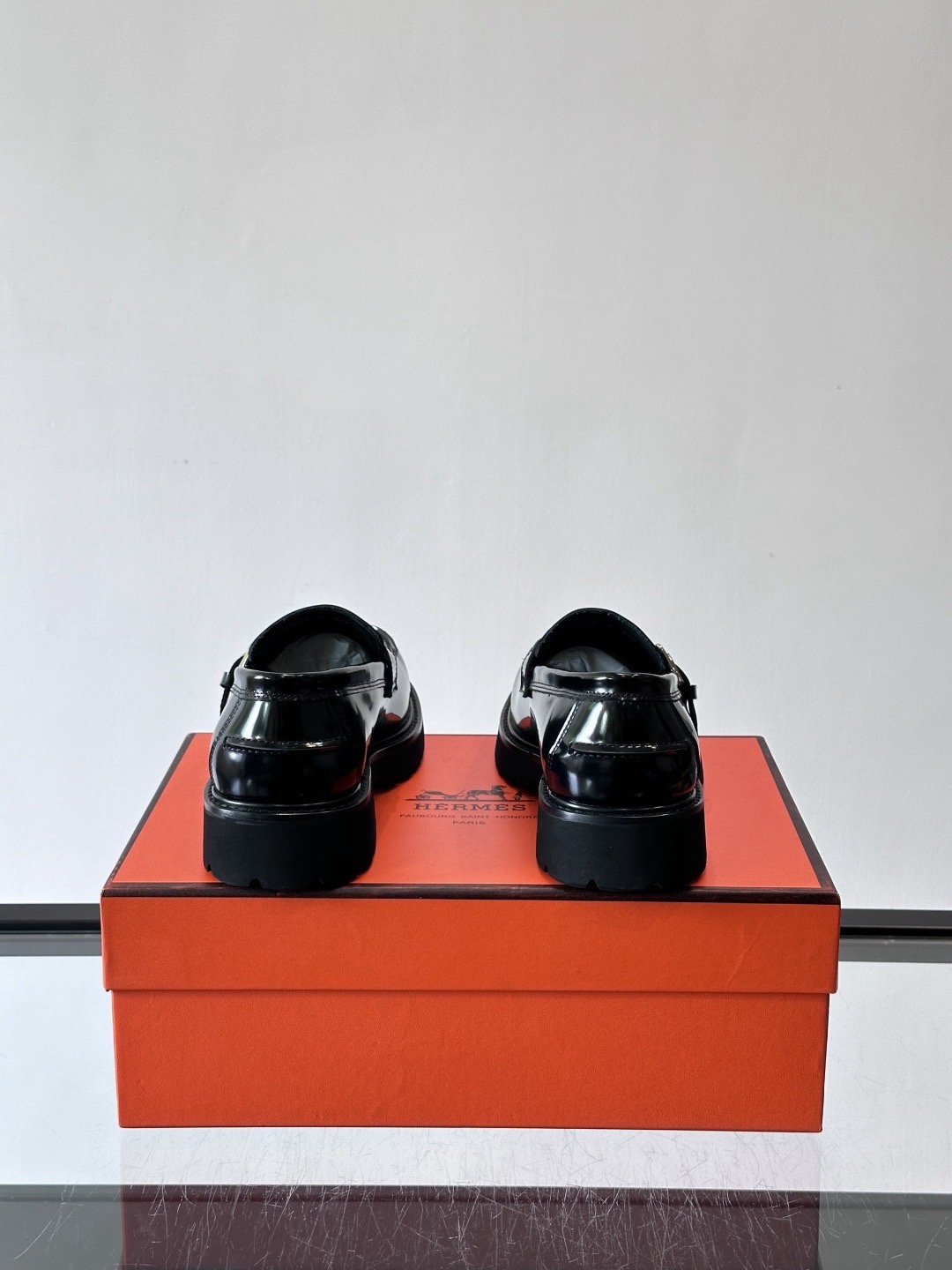 Лоферы мужские в стиле Hermes из лакированной кожи черного цвета