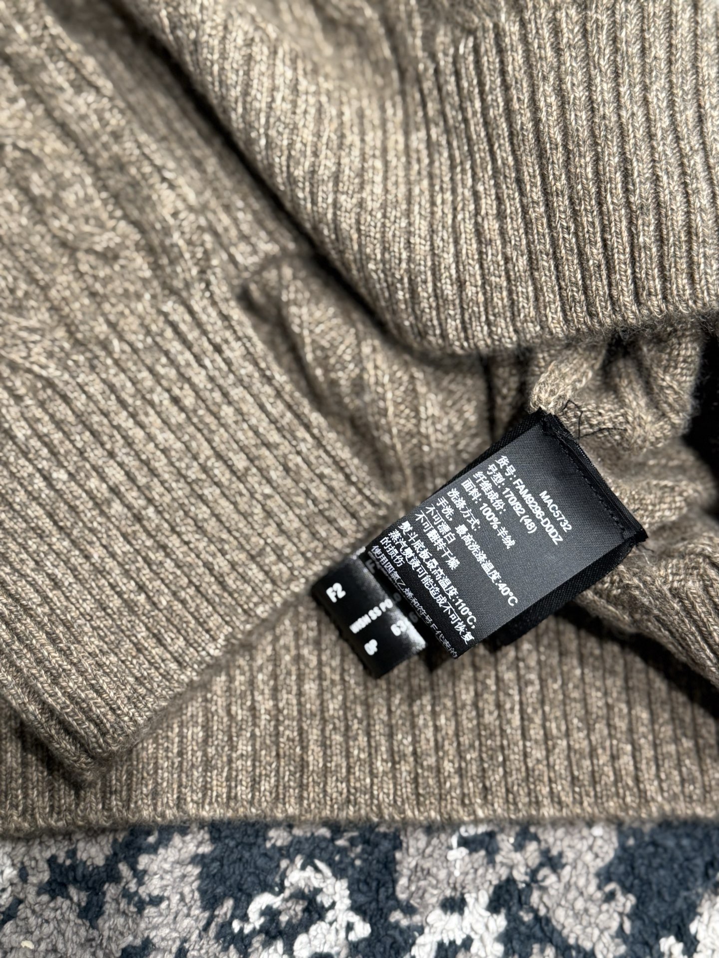 Свитер мужской в стиле Loro Piana Treccia из 100% шерсти бежевого цвета