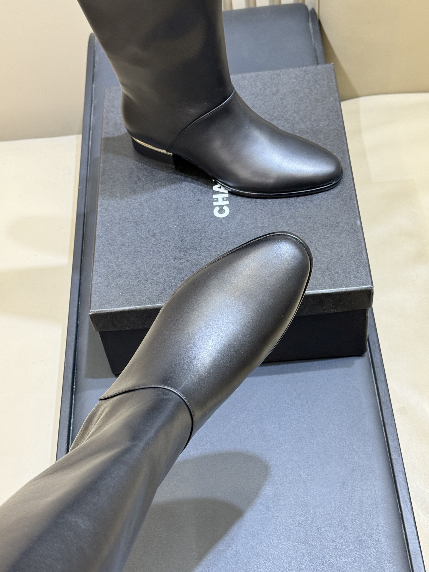 Сапоги женские Chanel Métiers d’art High Boots черного цвета