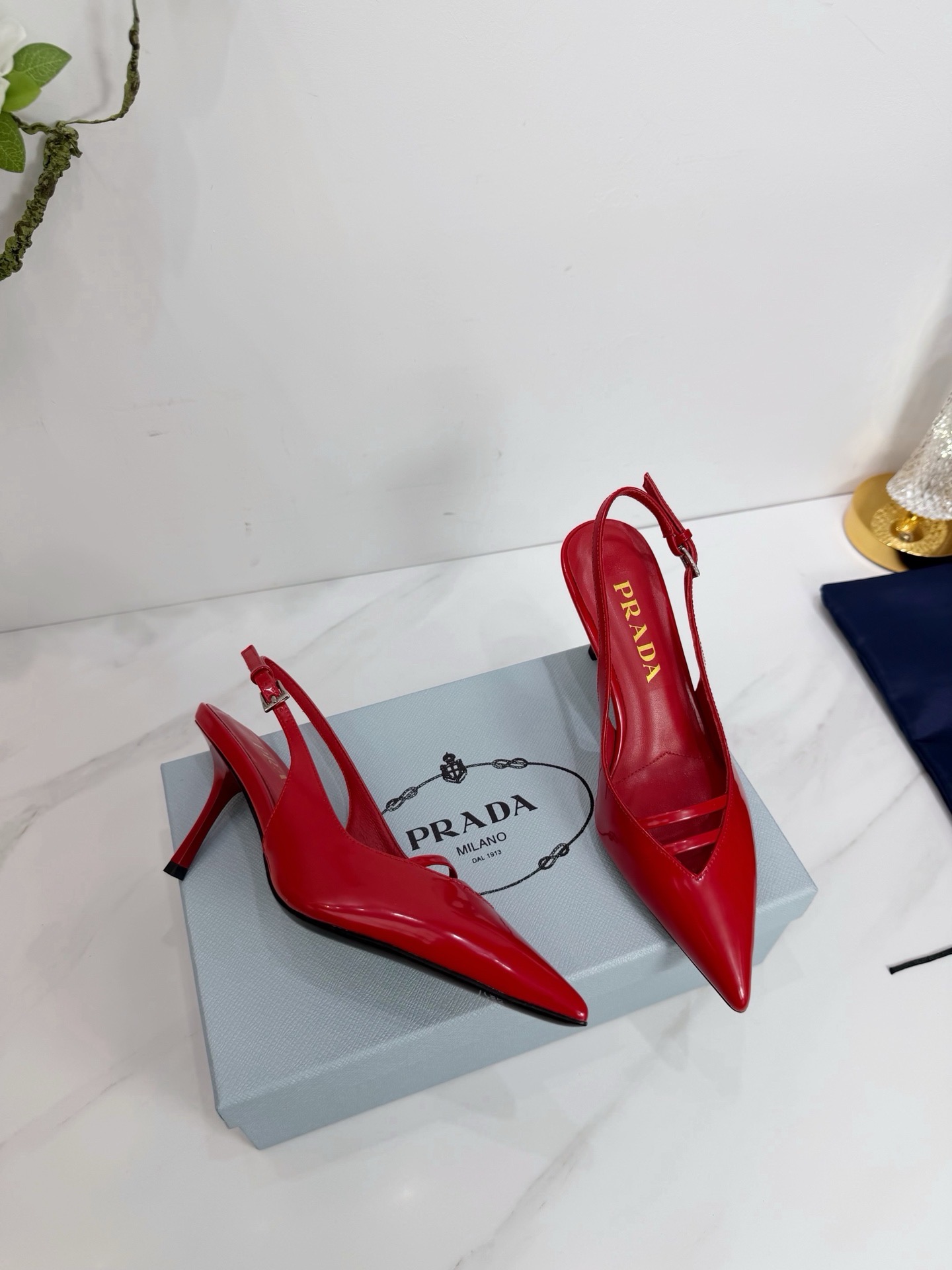 Туфли женские Prada из натуральной кожи красного цвета