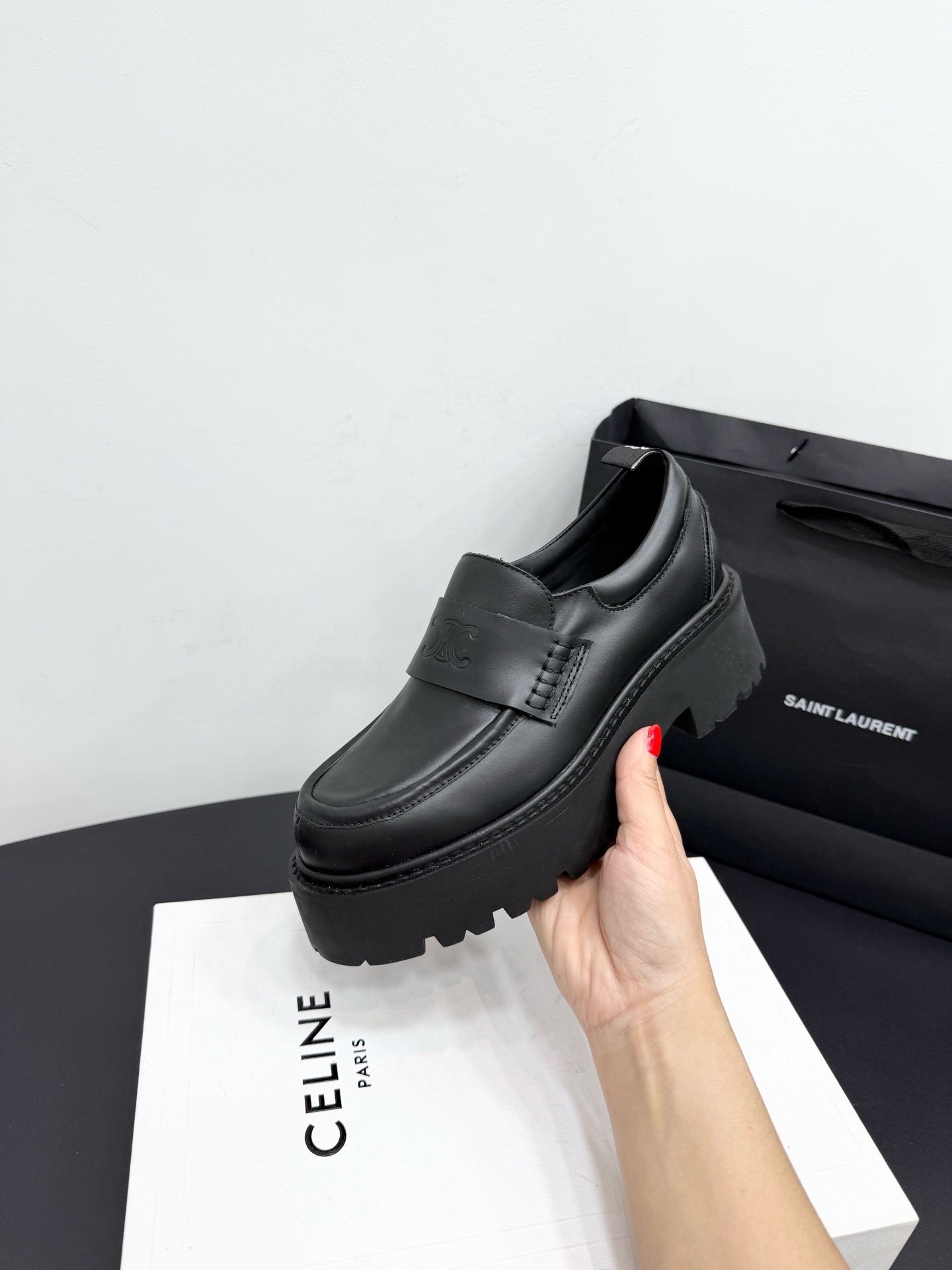 Лоферы женские в стиле Celine Triomphe из натуральной кожи черного цвета