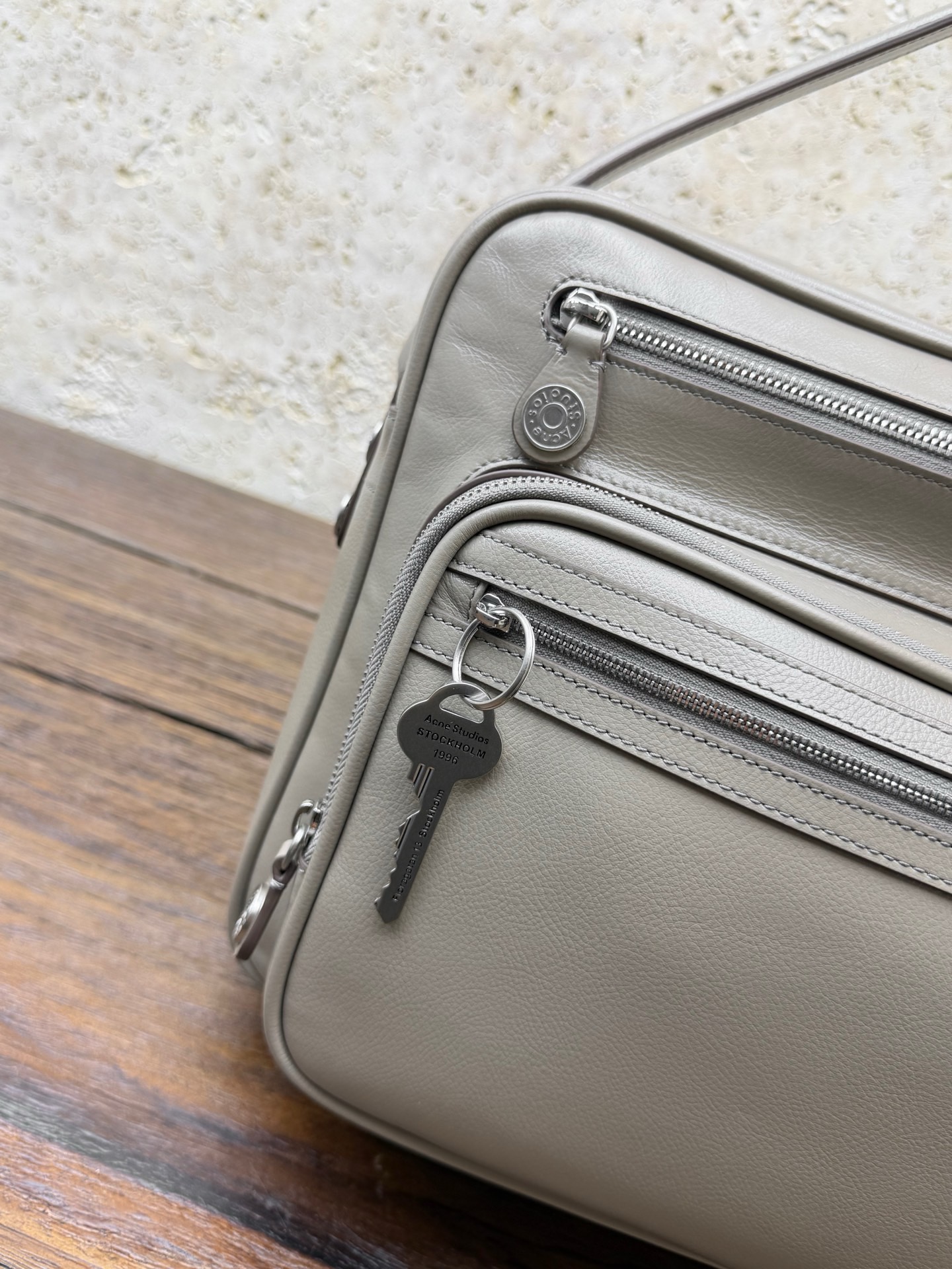 Сумка женская Acne Studios Camera Bag серого цвета