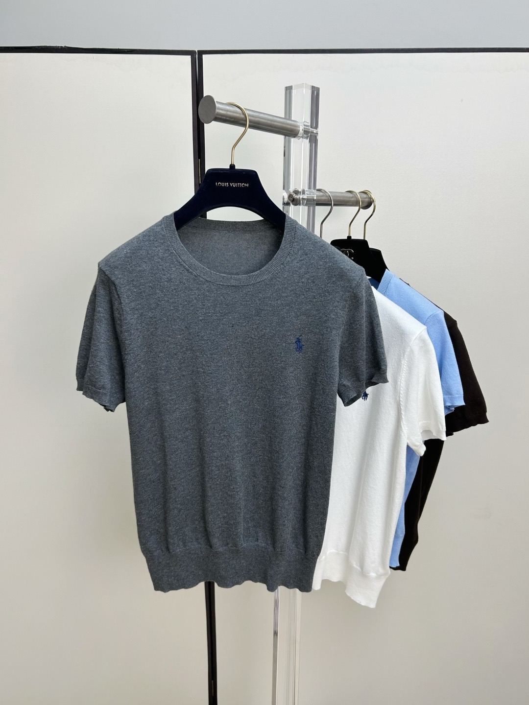Футболка женская Ralph Lauren в голубом, белом, тёмно-коричневом, сером и чёрном цветах с вышитым логотипом