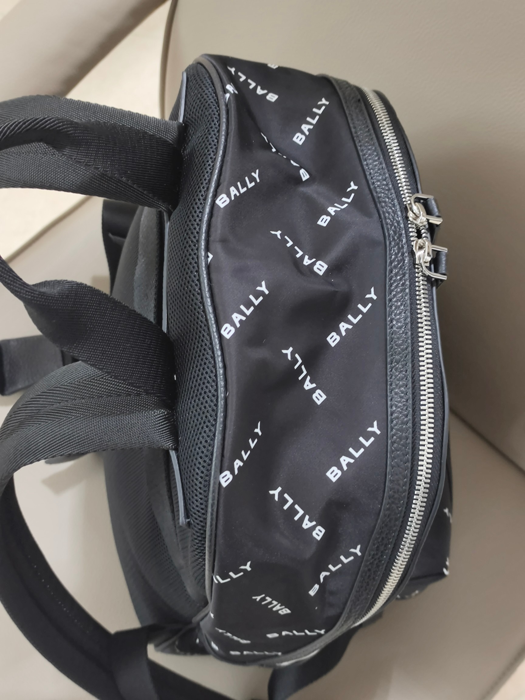 Рюкзак унисекс в стиле Bally из водоотталкивающего текстиля с кожаными элементами чёрного цвета