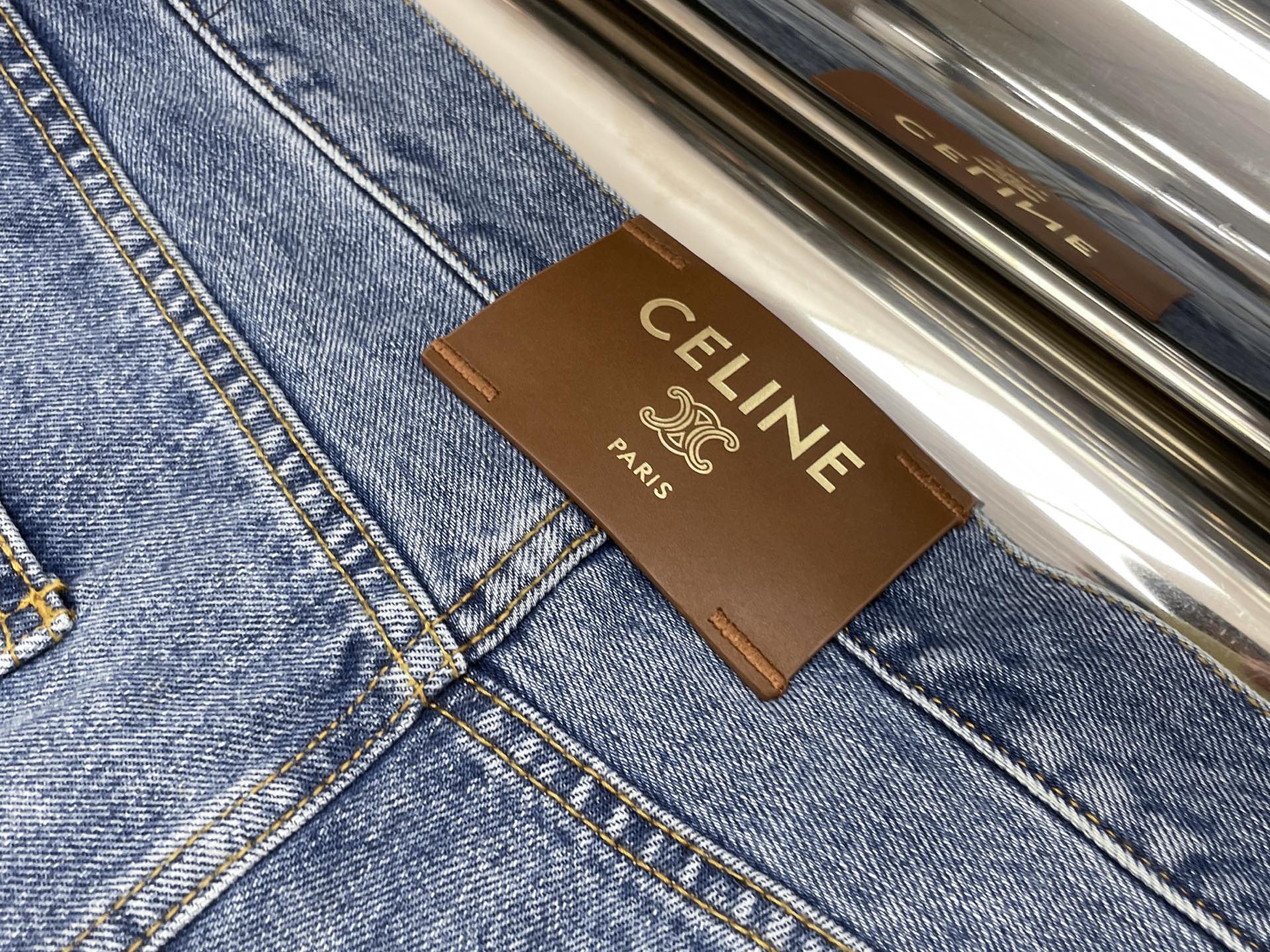 Джинсы женские в стиле Celine из денима голубого цвета с кожаным патчем и классической посадкой