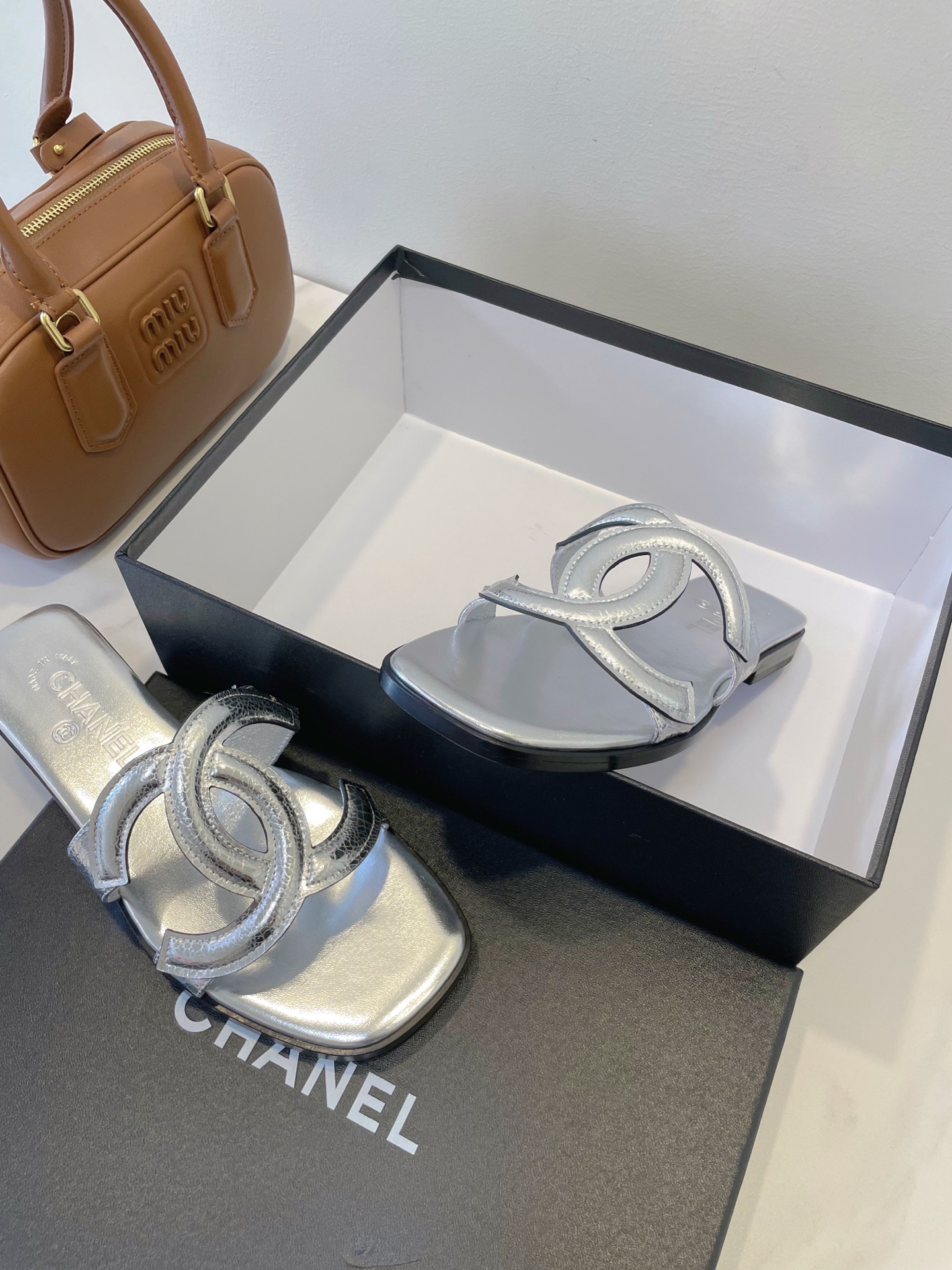 Мюли женские в стиле Chanel 26 с логотипом CC из натуральной кожи серебряного цвета