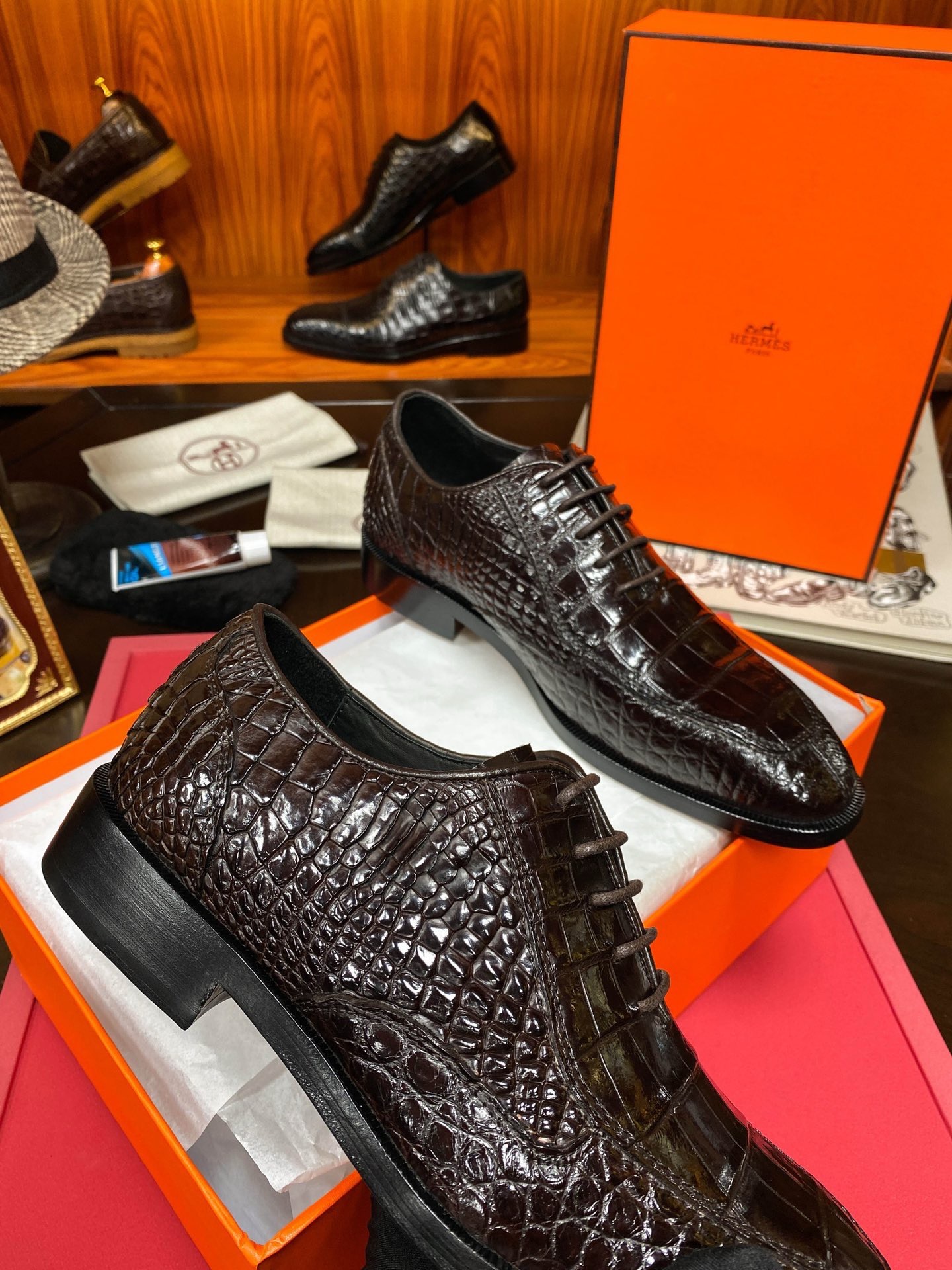 Туфли мужские Hermès из цельнокроеной кожи крокодила тёмно-коричневого цвета