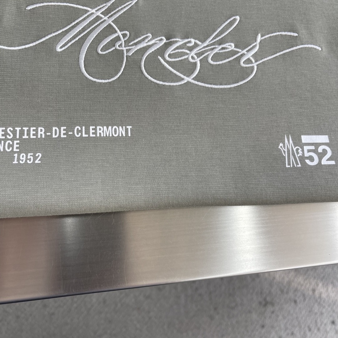 Футболка мужская в стиле Moncler с принтом оливкового (хаки) цвета