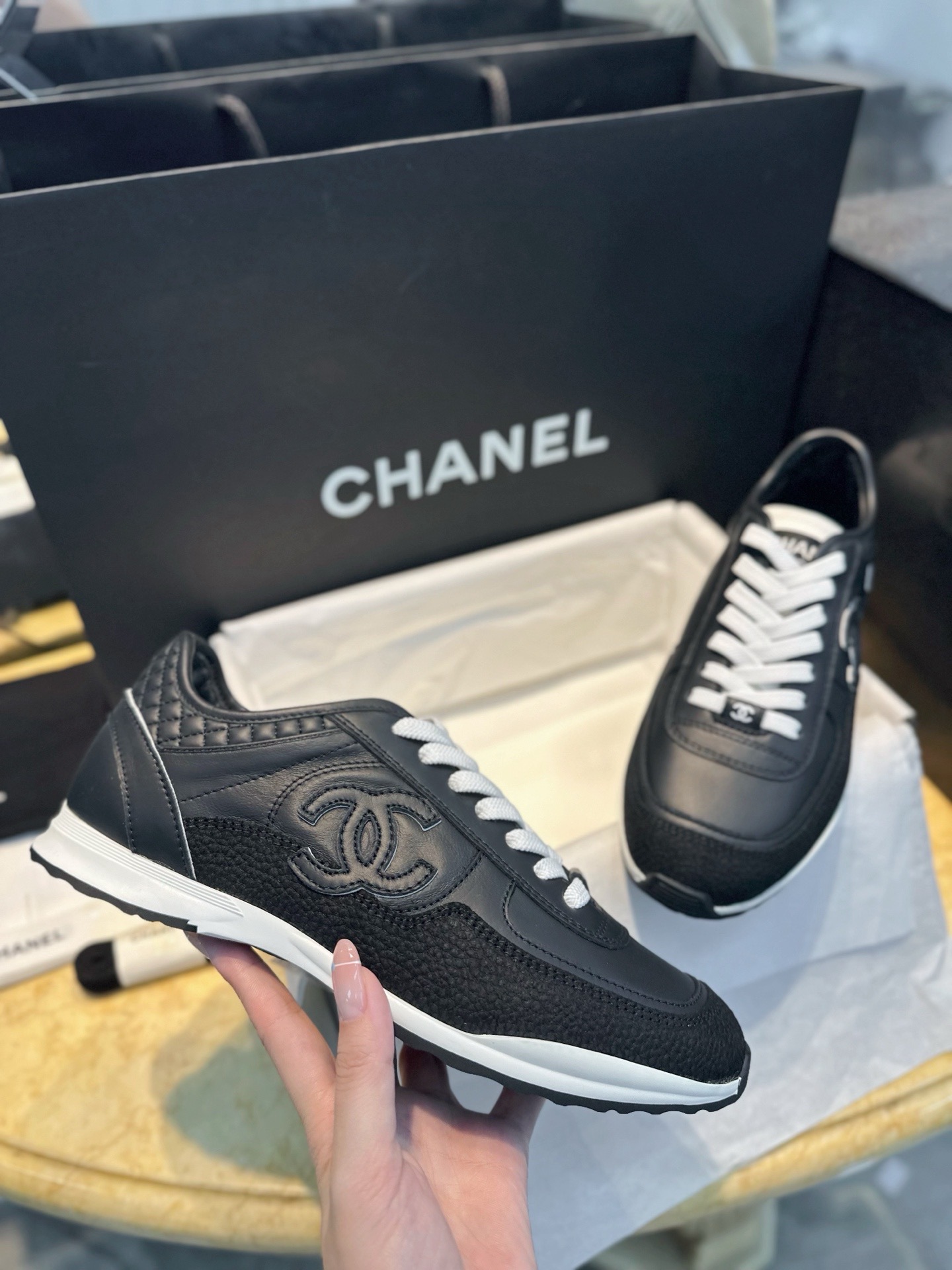 Кроссовки Chanel черного цвета с белыми вставками