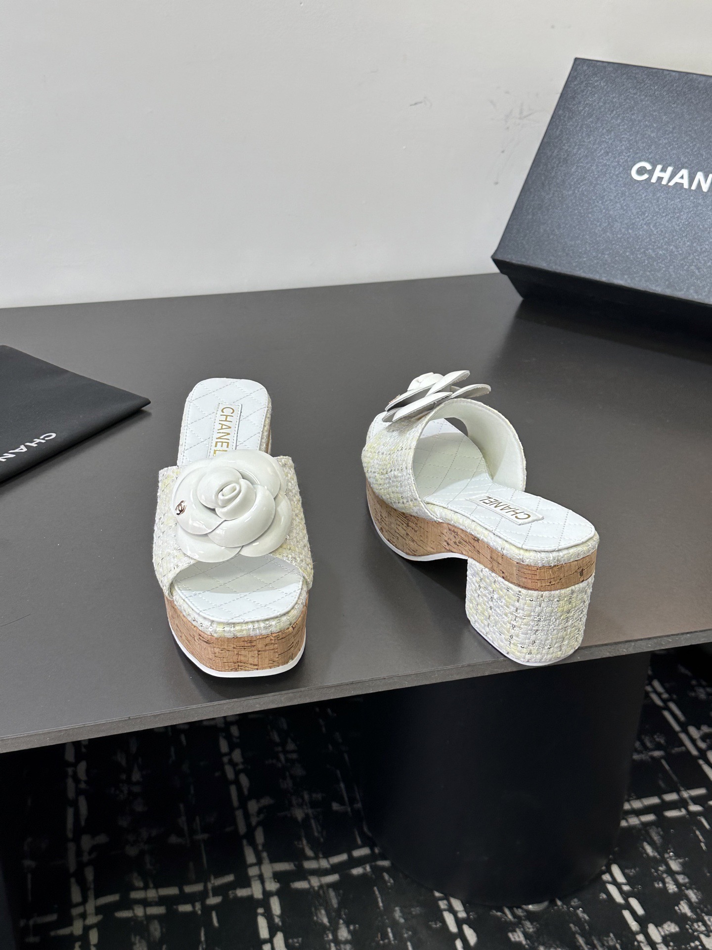 Мюли женские Chanel с цветком камелии белого цвета