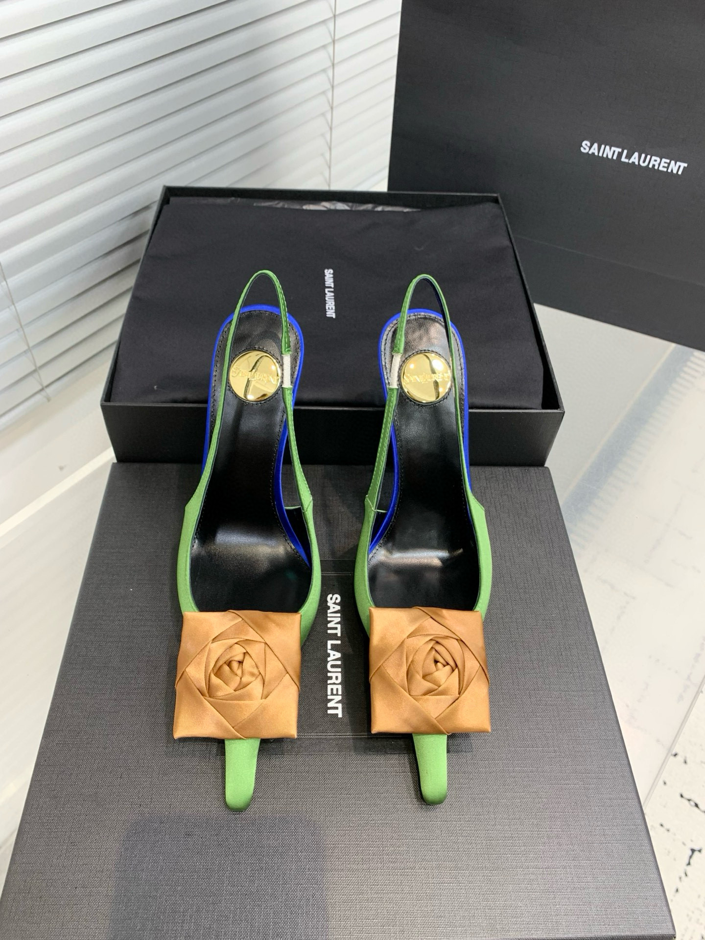 Туфли женские Saint Laurent с цветком slingback салатового цвета с золотистым декором